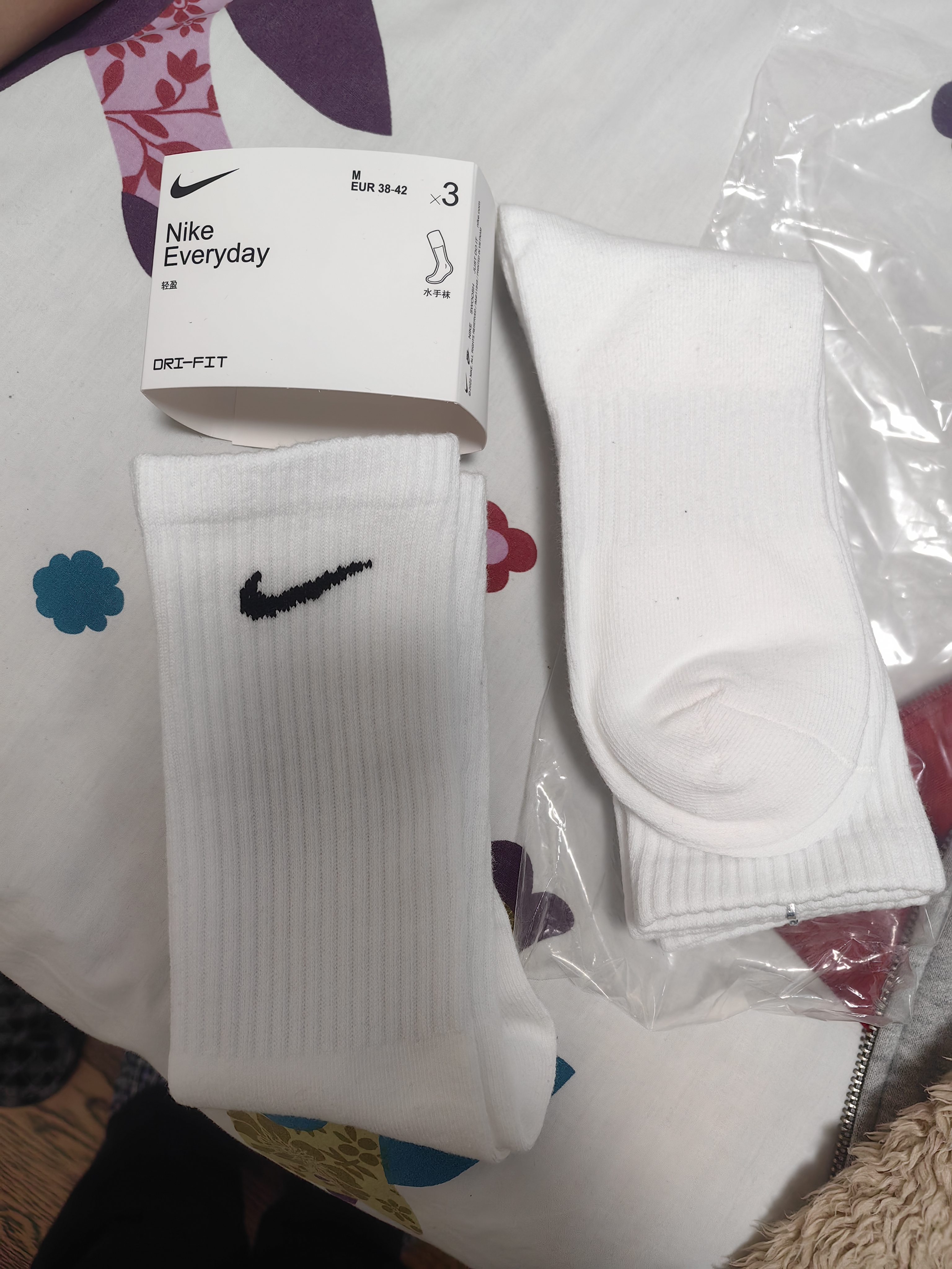 耐克（NIKE）正品NIKE耐克袜子篮球袜中长筒纯棉男女跑步运动休闲四季款透毛巾 白色高筒（四季款3双装） M码（38-42）鞋码 实拍图