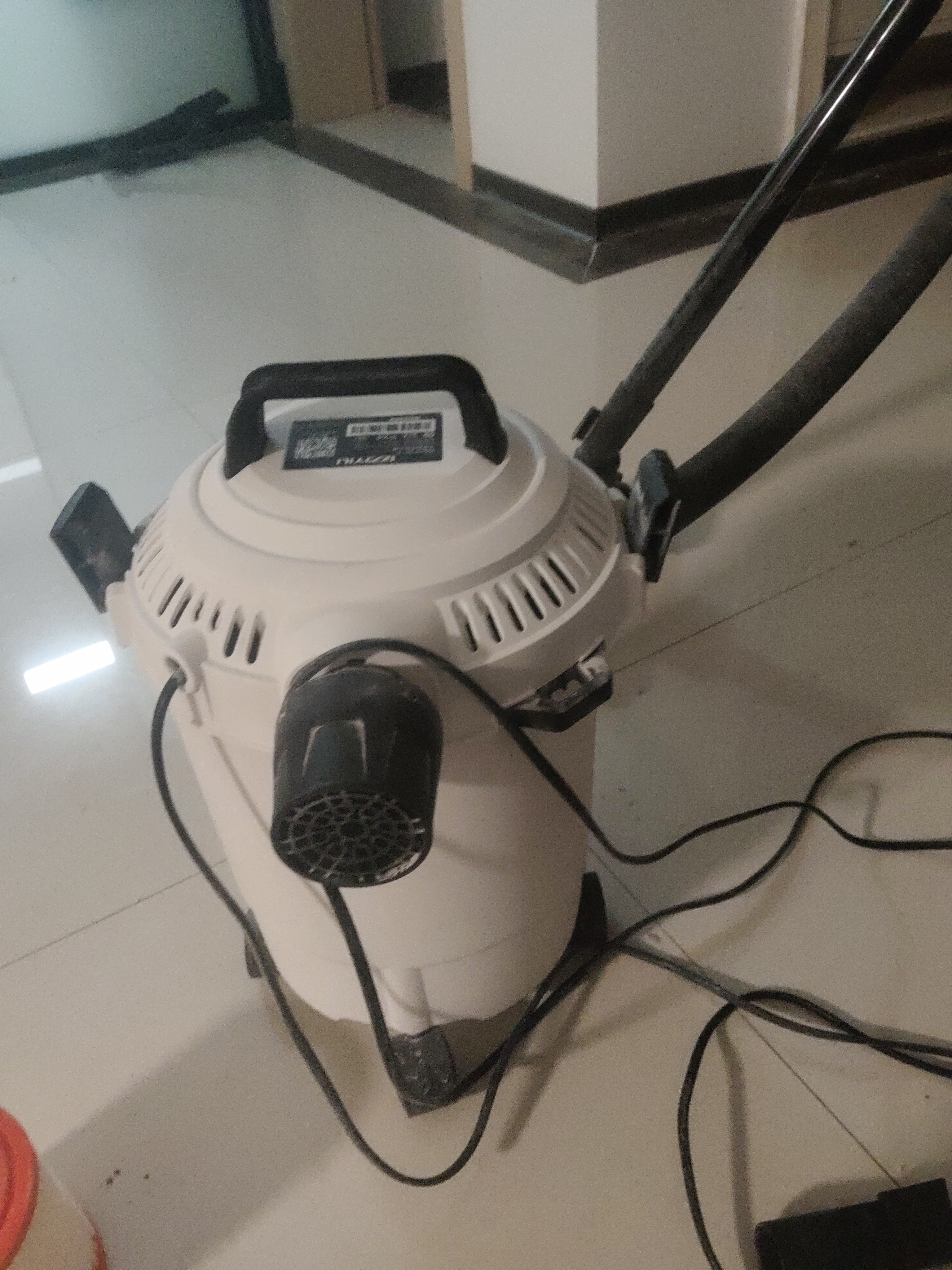 亿力吸尘器家用手持轻量超强大吸力 桌面床上地毯沙发干湿两用吹吸一体 小型除尘吸猫毛神器小白桶12L 实拍图