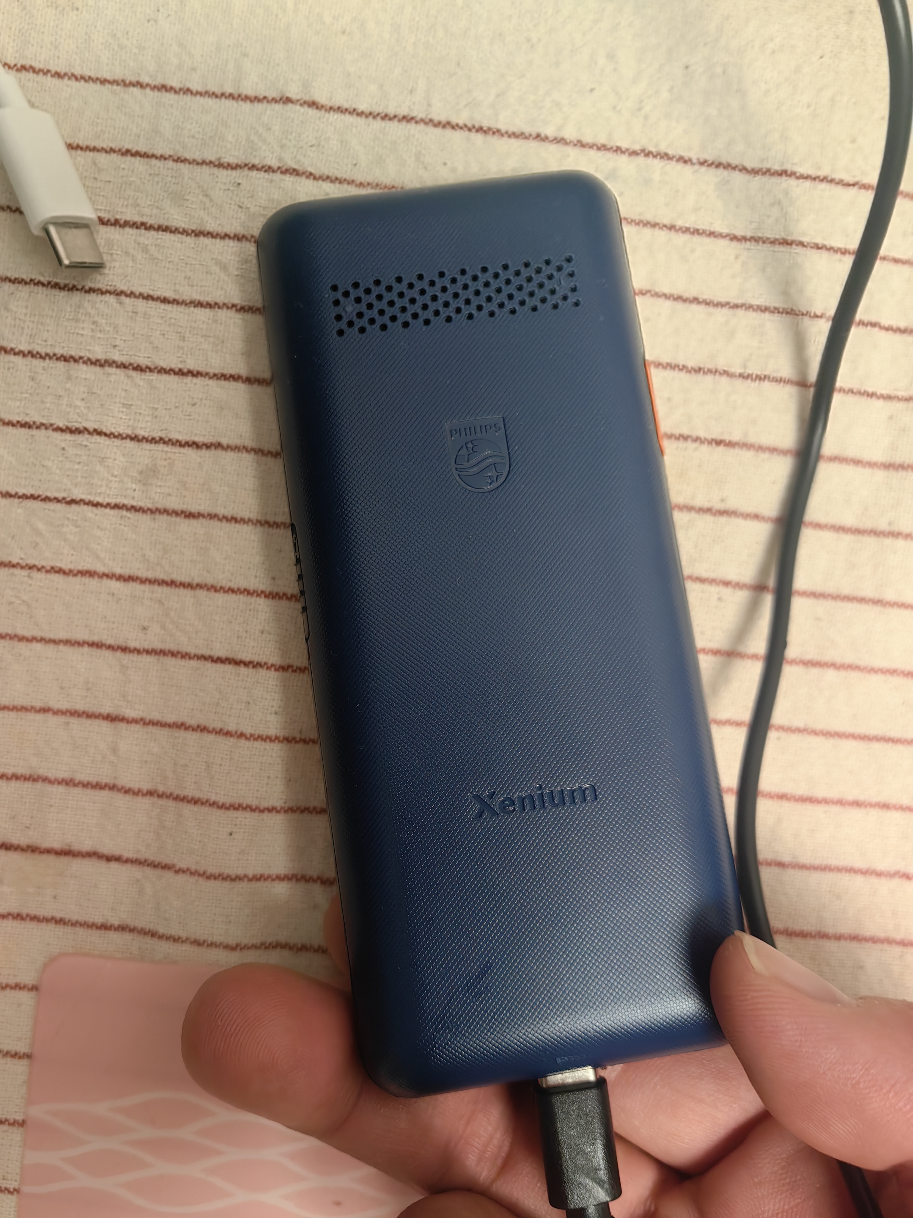 飞利浦（PHILIPS）老人手机移动联通电信广电4G全网通 老年人专用手机非智能大字大声按键儿童功能学生机E568L宝石蓝 实拍图