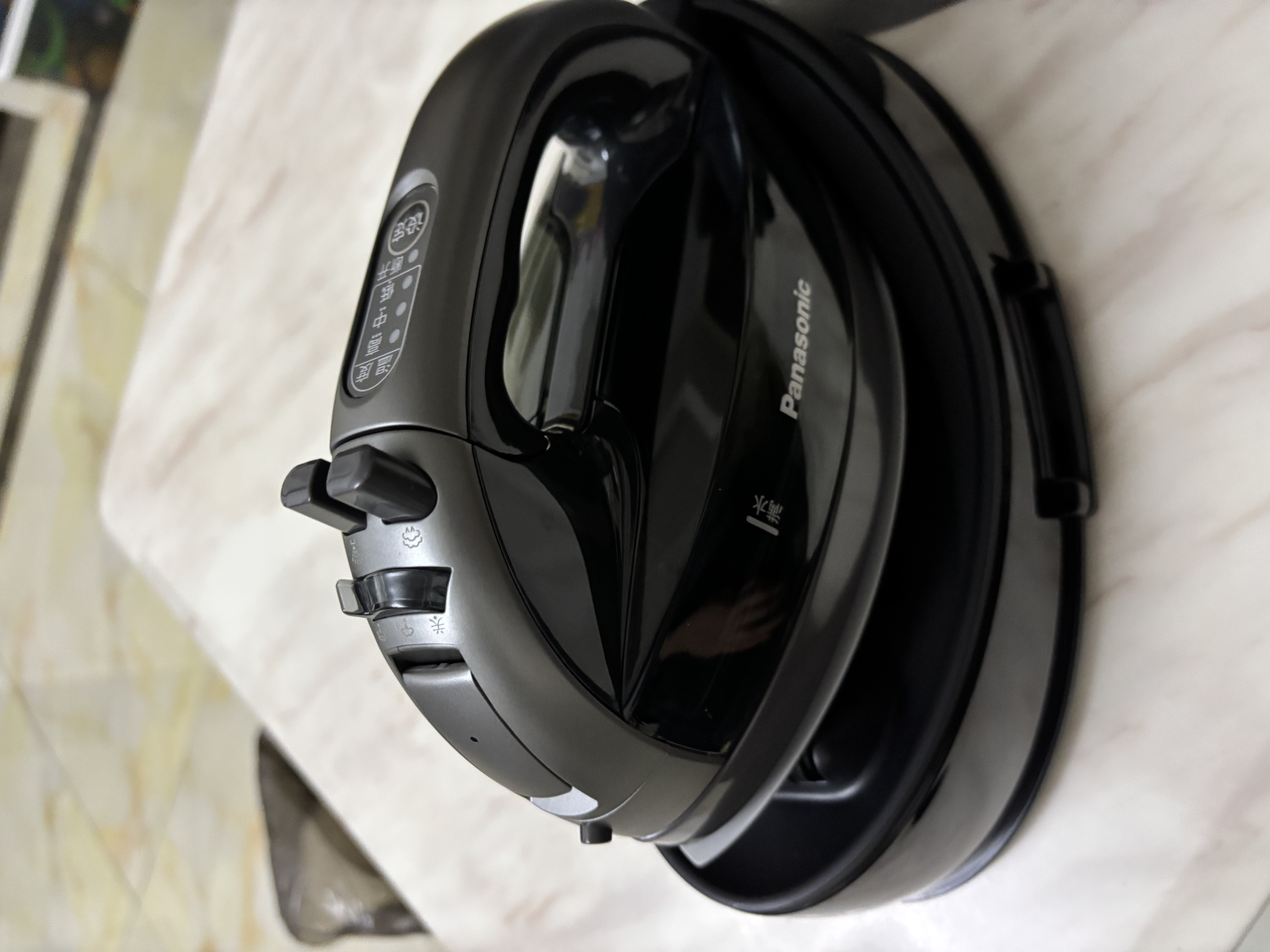 松下（Panasonic）【烫衣神器】手持挂烫机73g/min水箱0.135升无线电熨斗家用大功率大蒸汽熨烫机高效除皱NI-WL60A-H 实拍图