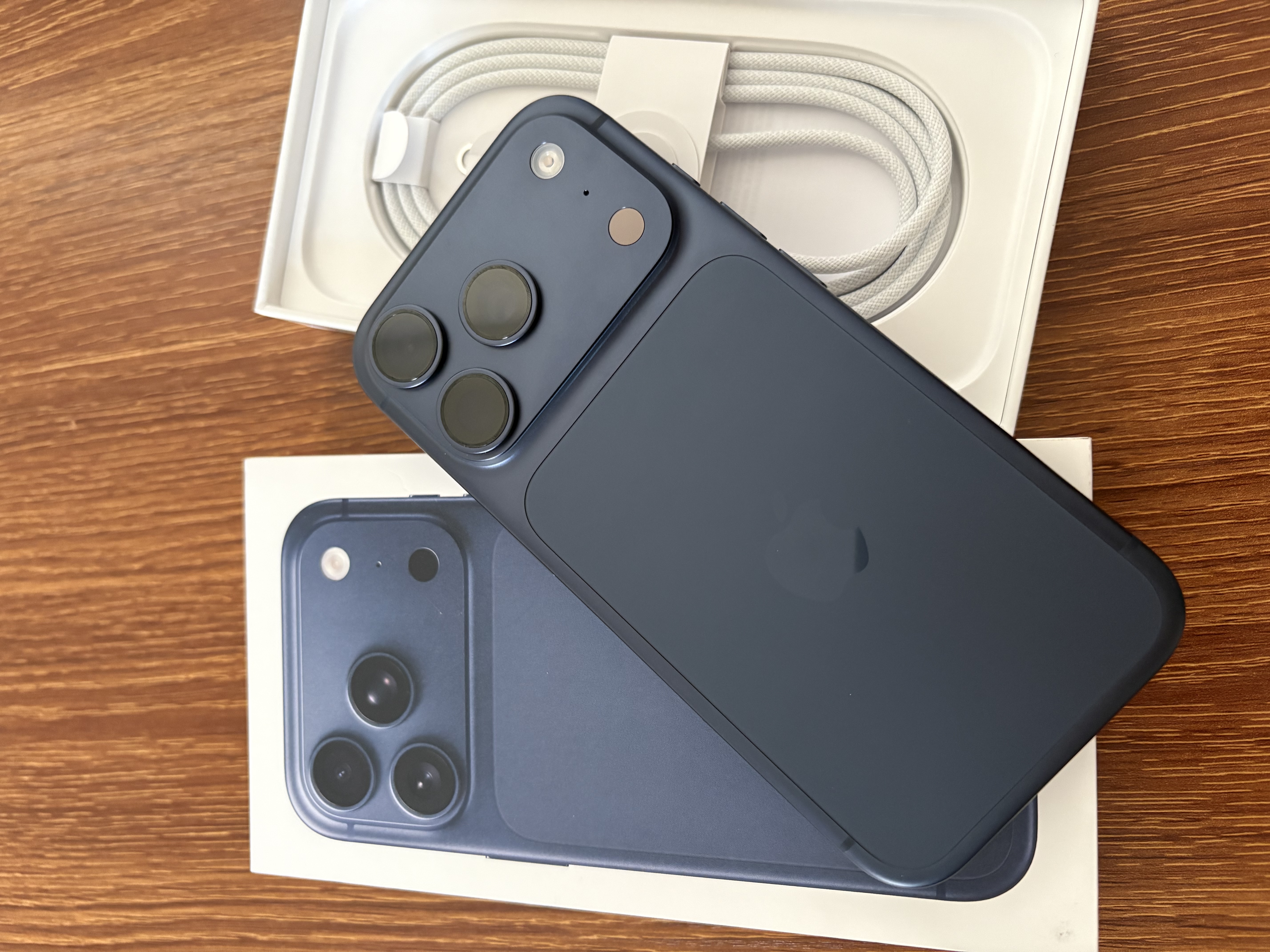 Apple/苹果【需签收激活】/iPhone 17 Pro 256GB 深蓝色 支持移动联通电信5G 双卡双待手机送家人 实拍图