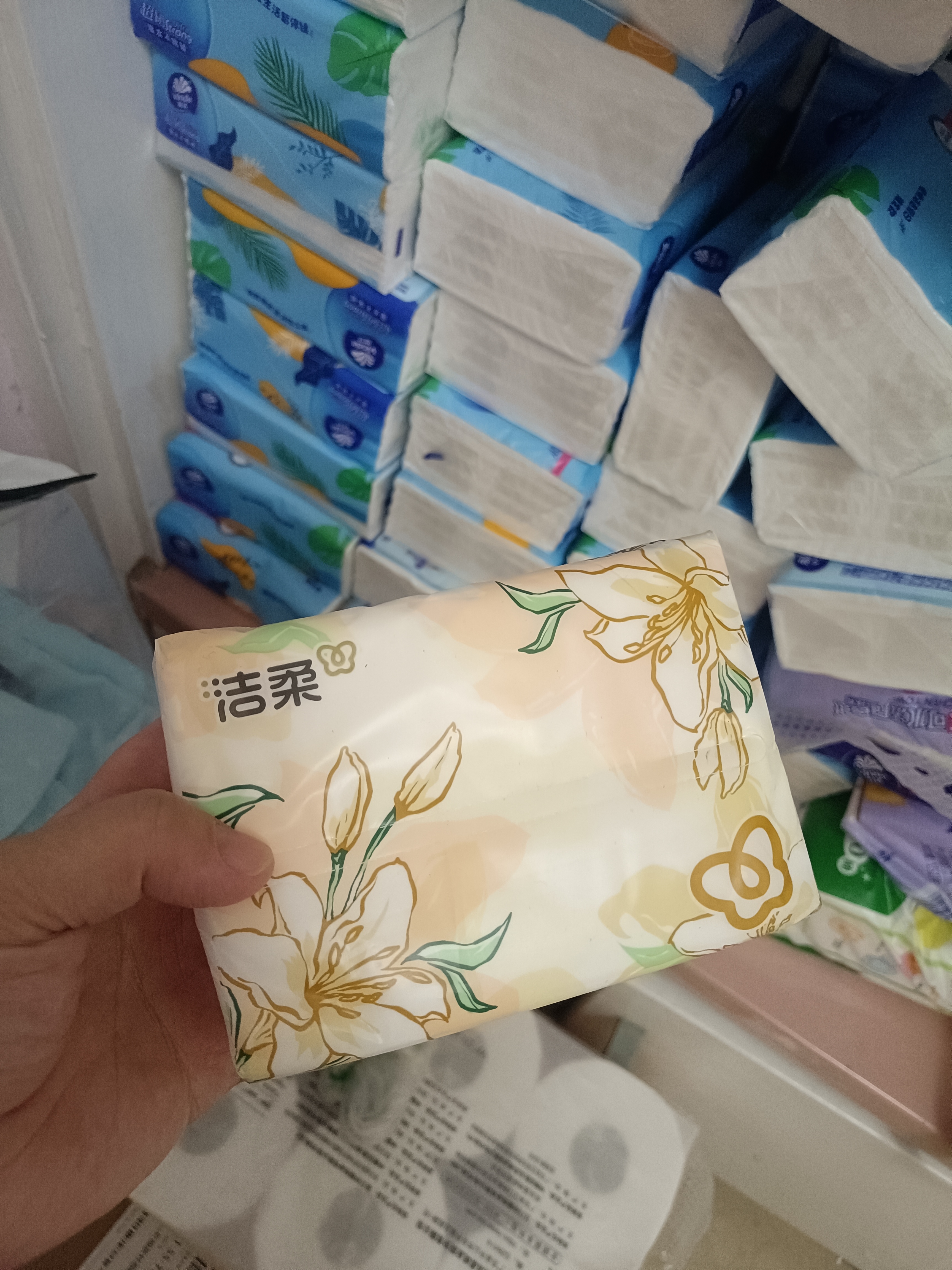 洁柔抽纸 繁花系列3层100抽*20包 可湿水面巾纸 柔韧卫生纸 整箱纸巾 实拍图