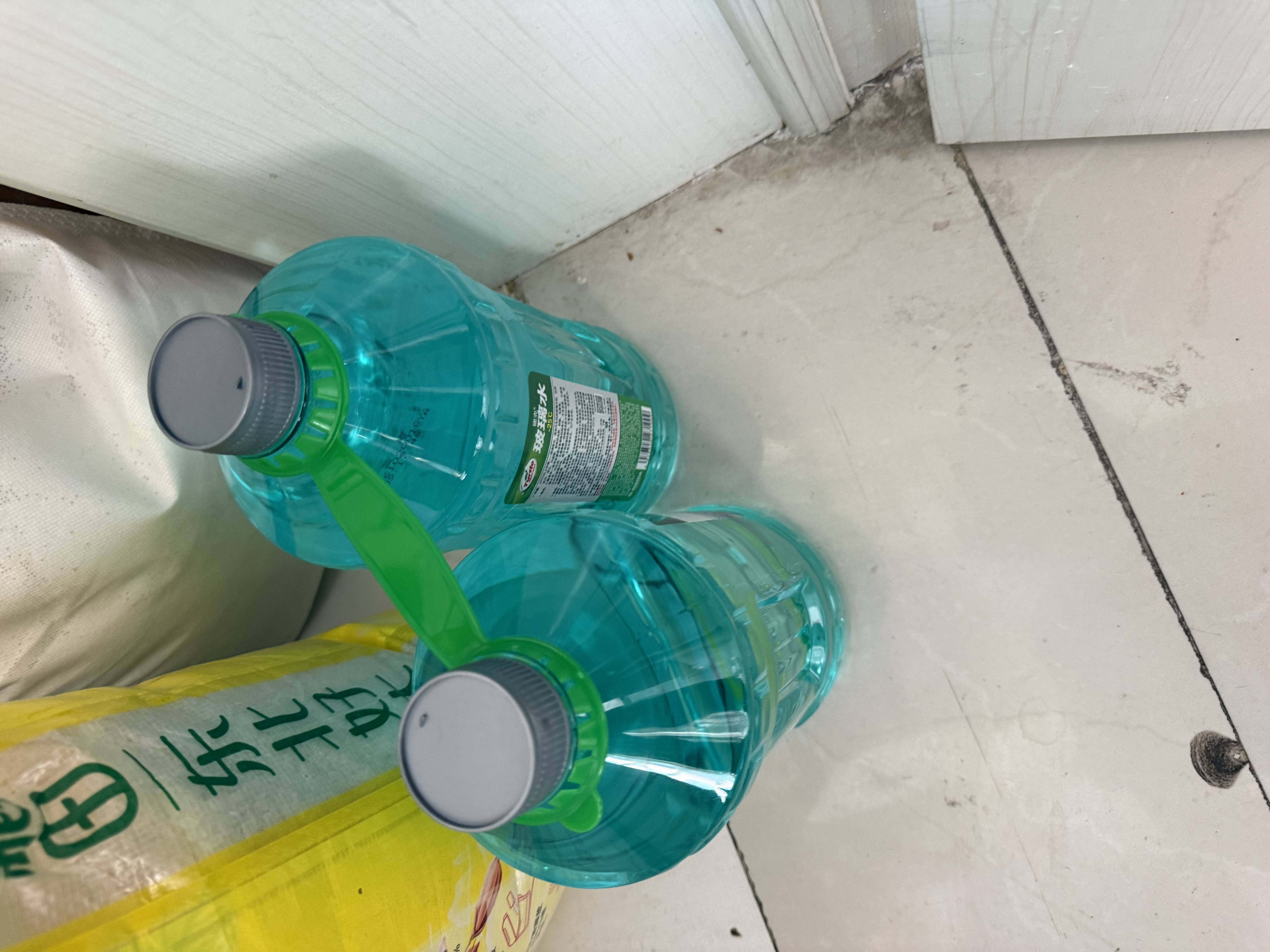 龟牌（Turtle Wax）硬壳防冻玻璃水-25°汽车强力去油膜去污雨刮水四季通用2L*2瓶 实拍图