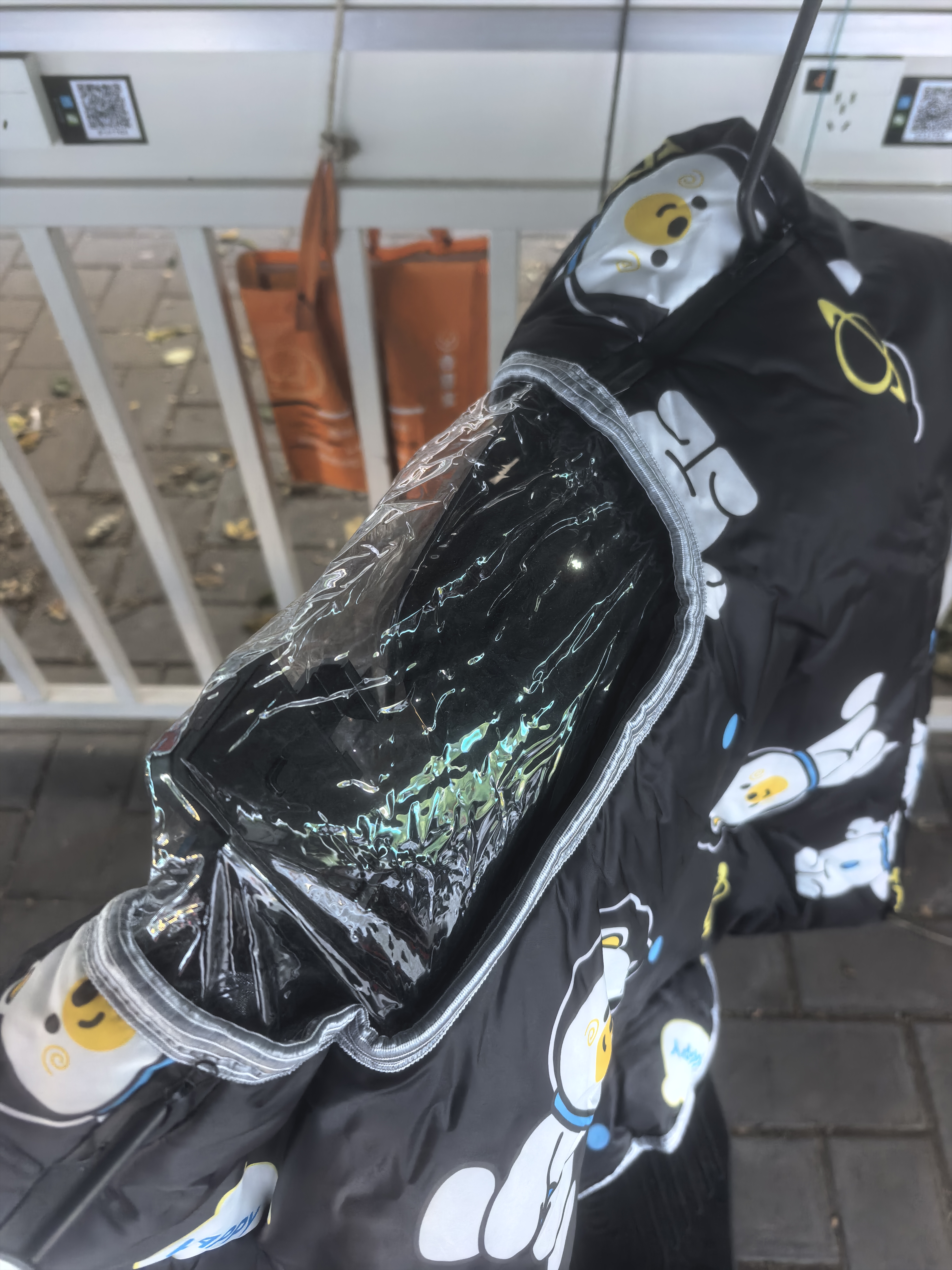 雨航（YUHANG）冬季电动车挡风被防风防泼水保暖护肩加大加厚黑色太空熊 实拍图