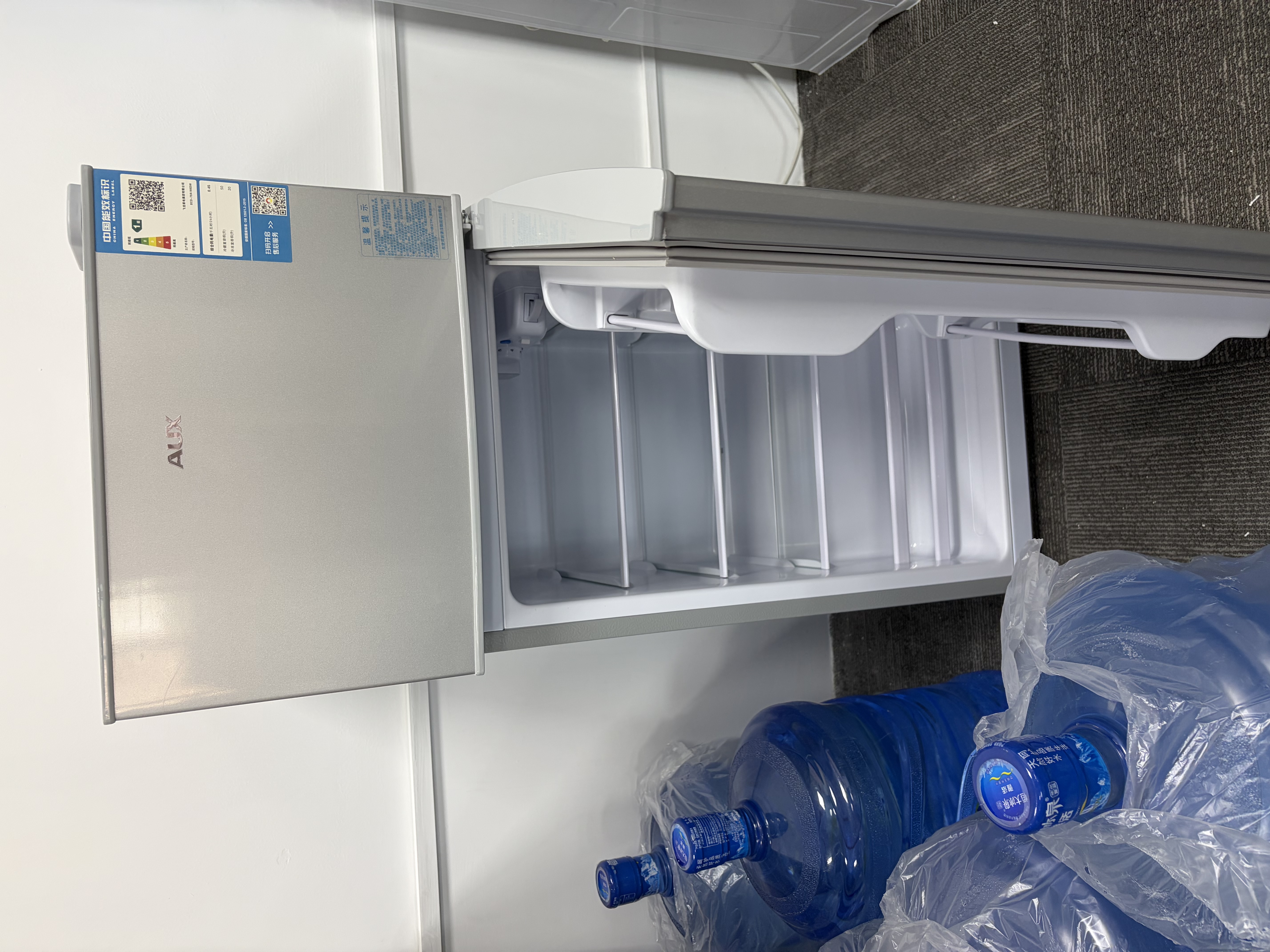 奥克斯（AUX）小冰箱家用小型迷你冷藏冷冻两用出租房宿舍用节能省电寝室办公室电冰箱 【净化去味】186银色【一级能效 铜管速冷】70L 实拍图