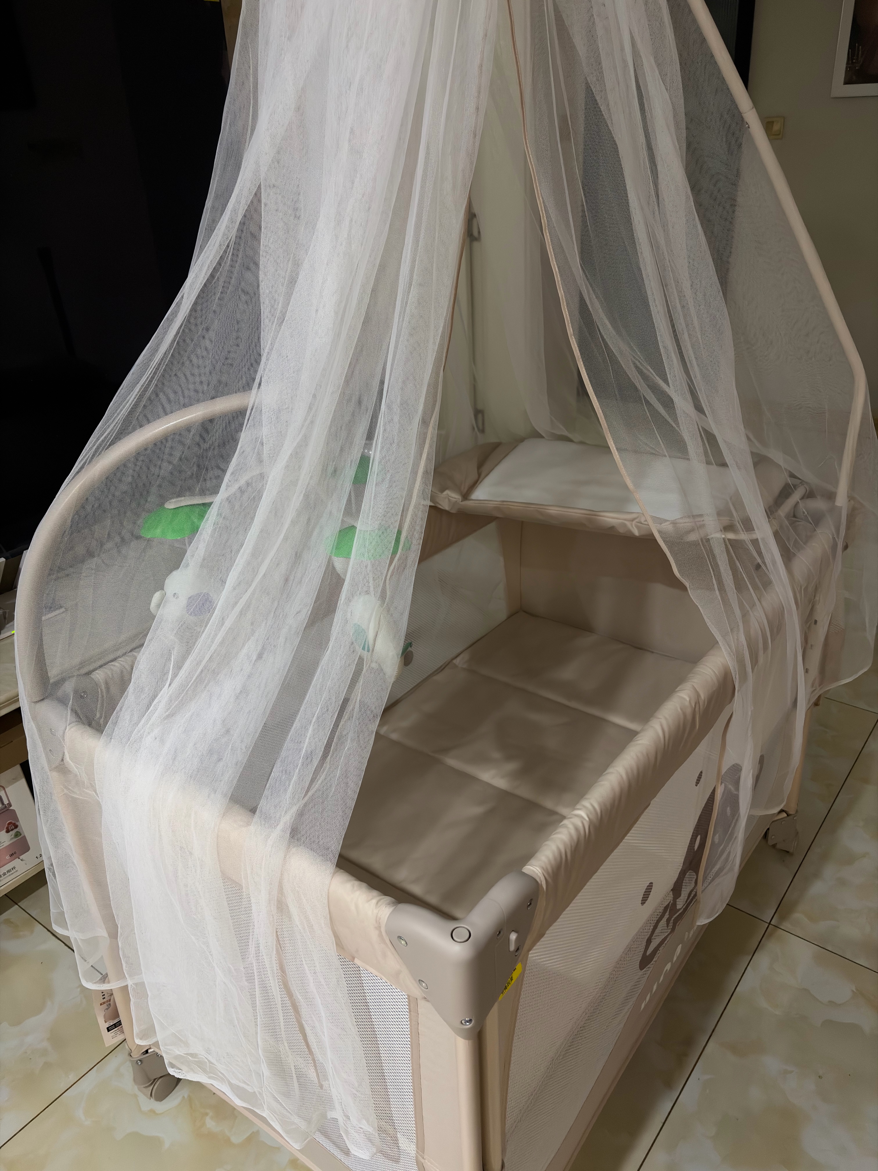 优乐博（ULOP）婴儿床可移动拼接婴儿床多功能便携可折叠宝宝床带尿布台蚊帐 云梦一键收合婴儿摇摇床-浅卡其 婴儿用品宝宝睡觉神器-晒图送床垫 实拍图