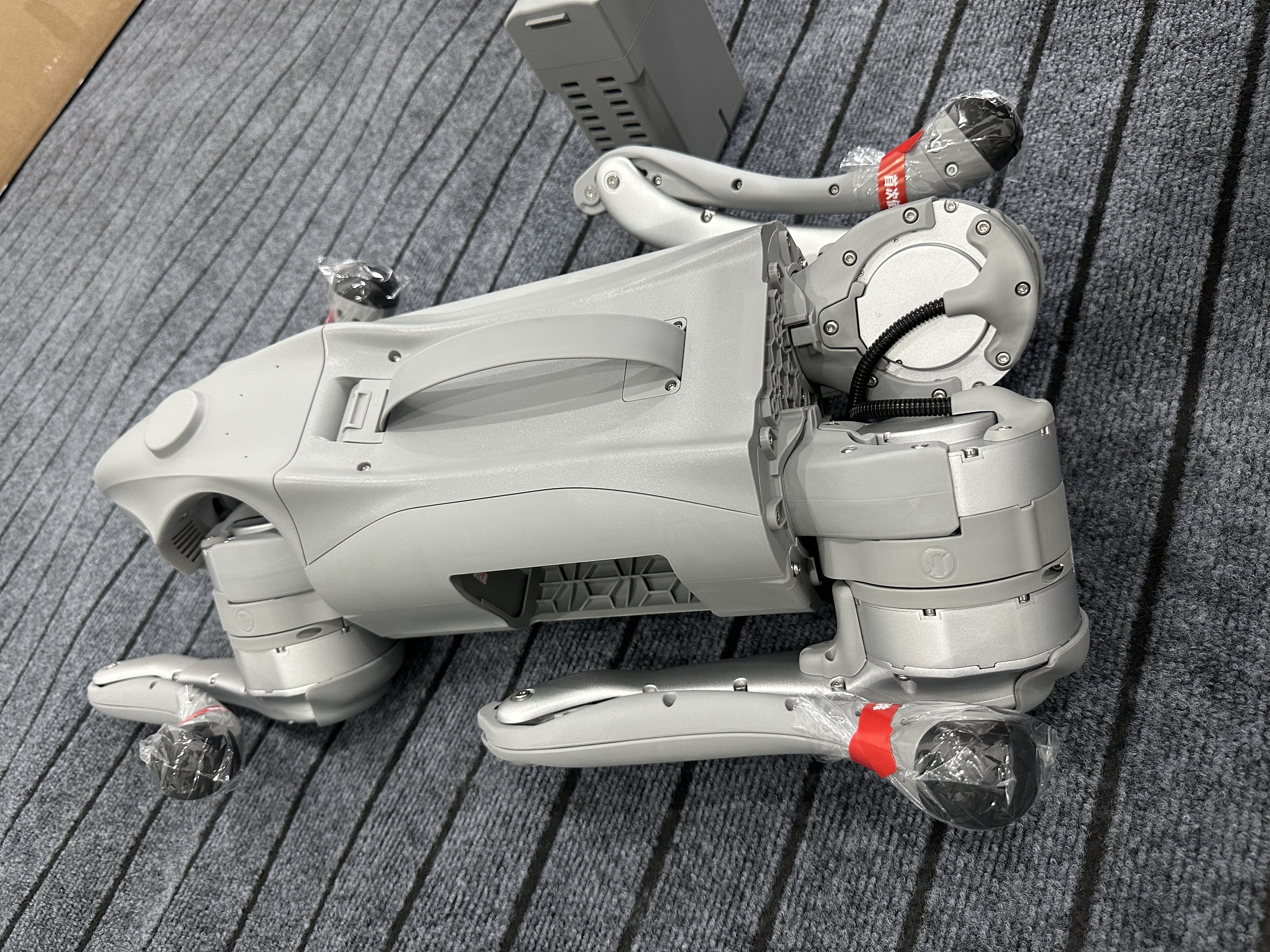 宇树（Unitree）Go2 四足机器狗 AI大模型 仿生陪伴机器人 具身智能  Go2 Air+遥控器【畅销推荐】 实拍图