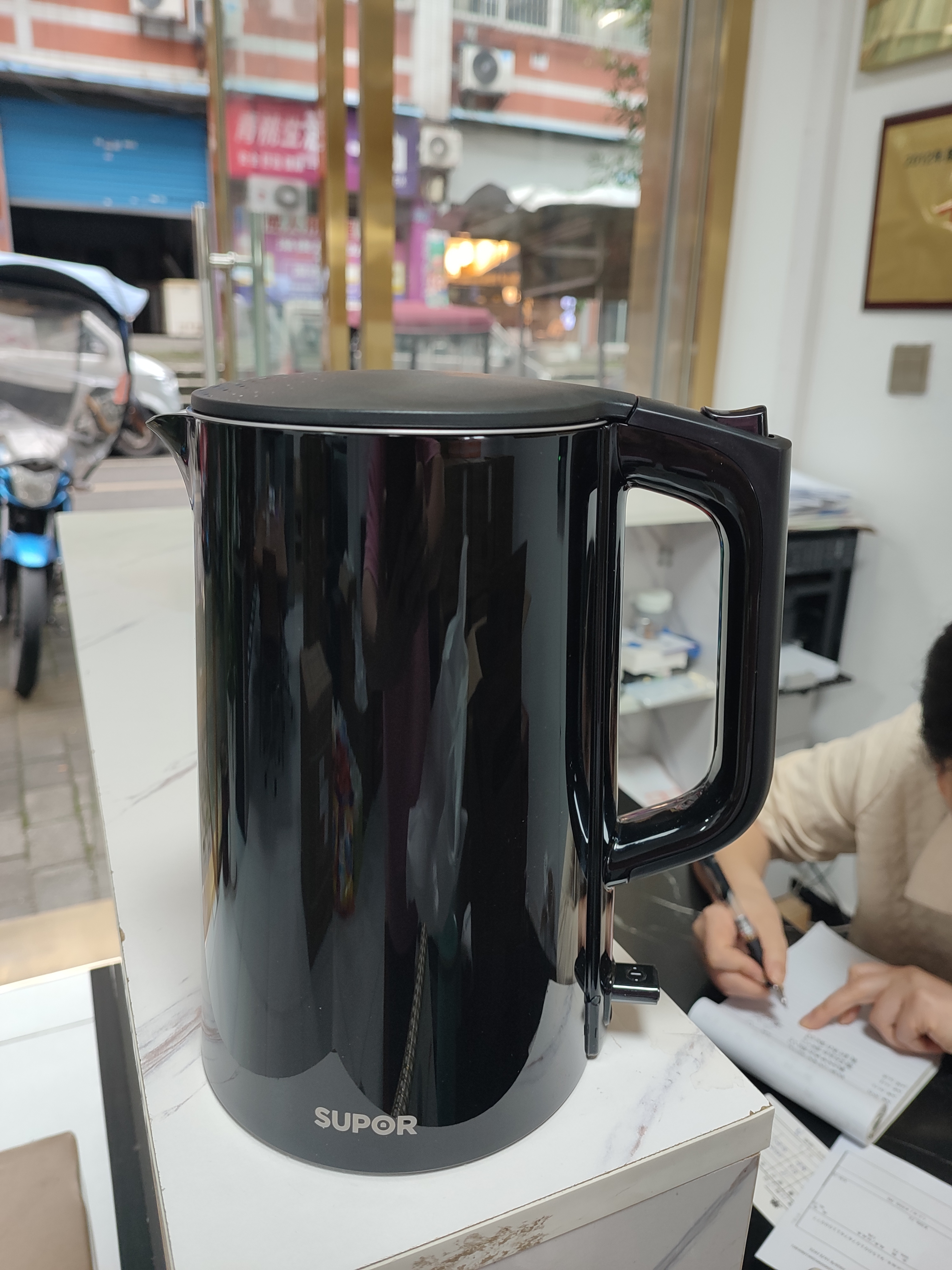 苏泊尔（SUPOR）电水壶 双层防烫烧水壶热水壶1.7L大容量 全钢无缝内胆304不锈钢电热水壶SW-17J419 实拍图