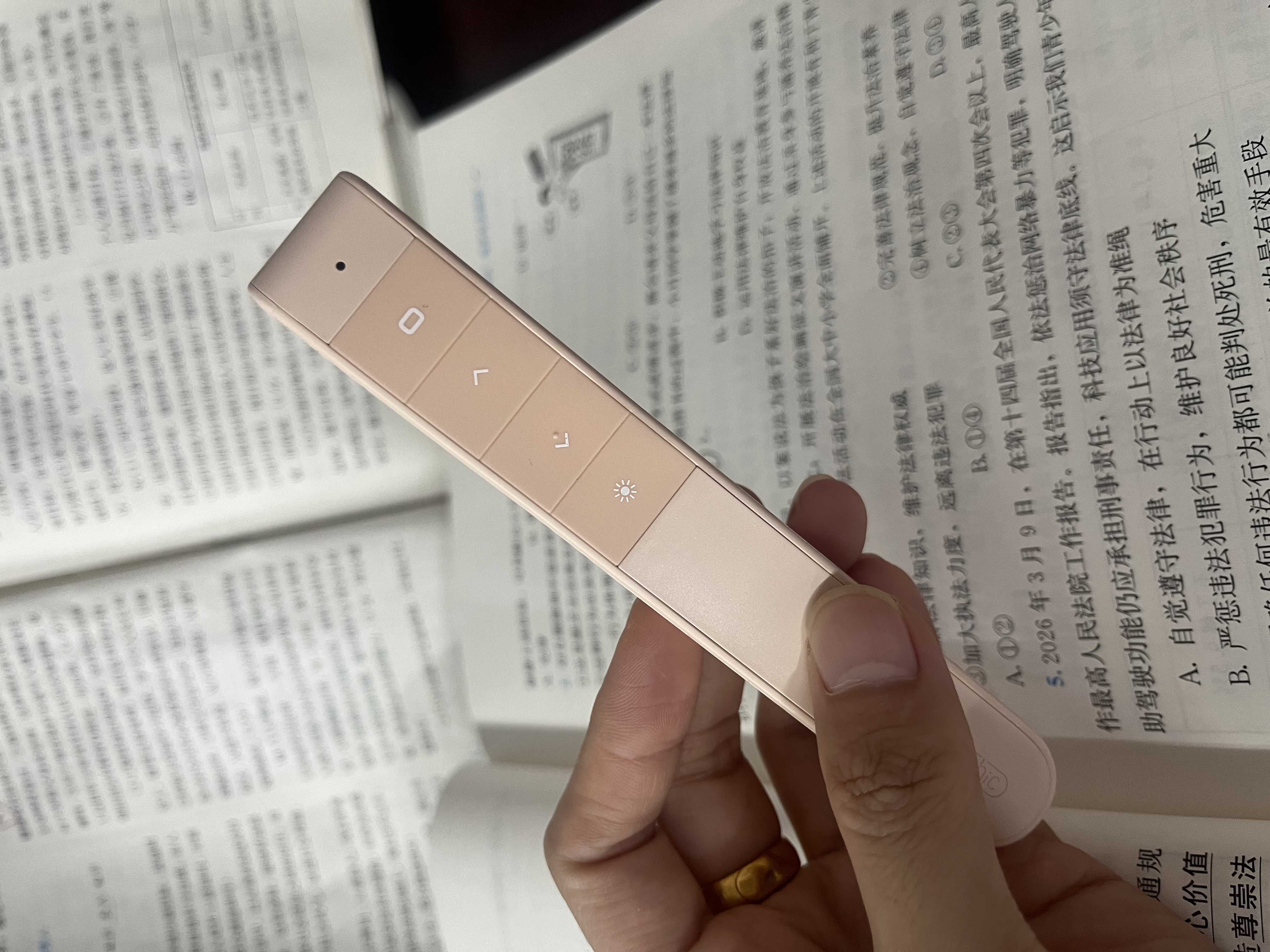 英菲克（INPHIC）PL1翻页笔PPT充电激光遥控器教师用多功能讲课幻灯片投影仪切换翻阅红外线遥控笔多媒体演讲 *磨砂粉【typ-c+超长续航】增强版 实拍图