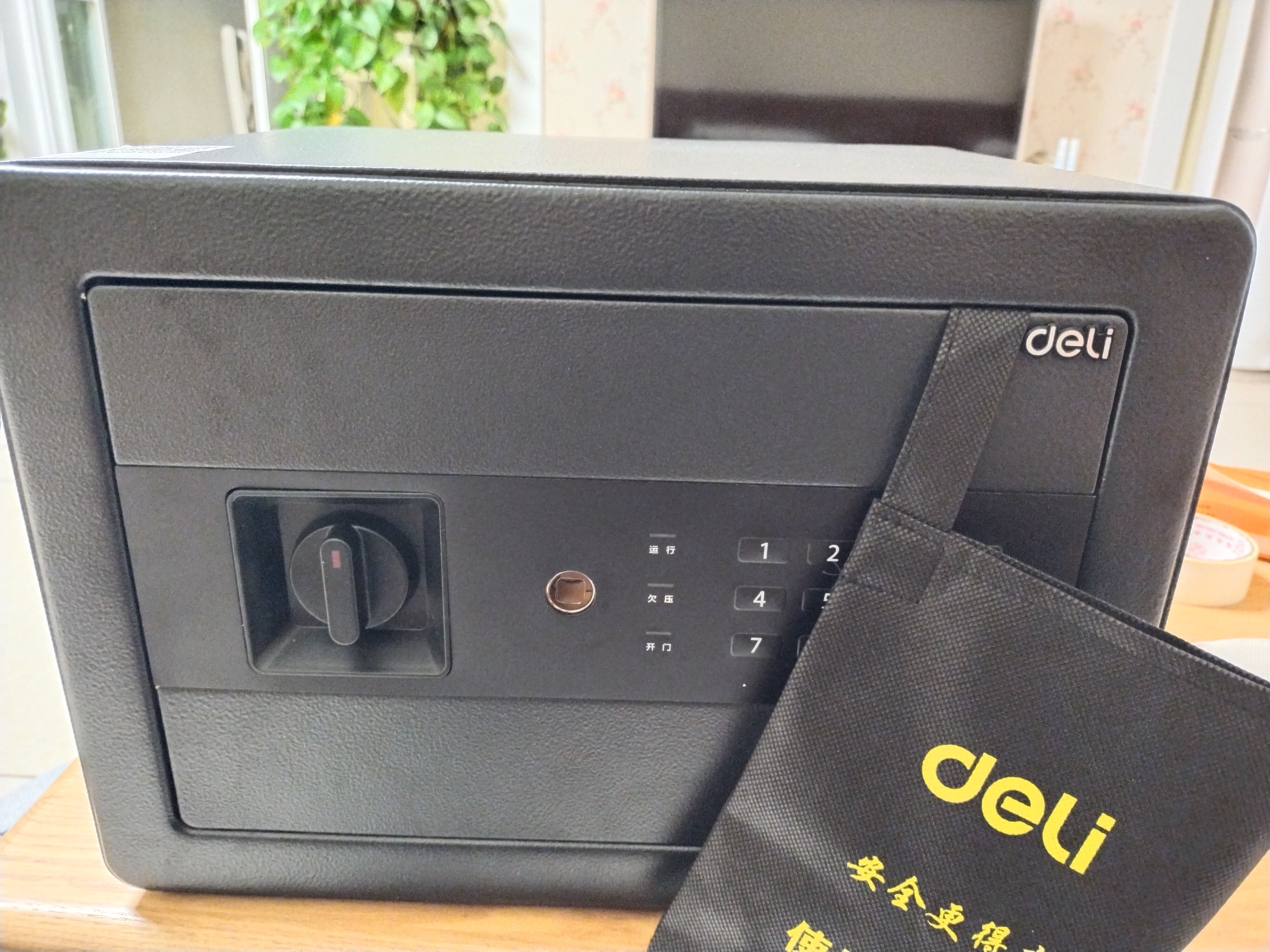 得力（deli）保险箱 办公家用电子密码保管箱保险箱 小型入墙保密文件柜 固定安装 平面板不突兀 25cm磨砂黑 实拍图