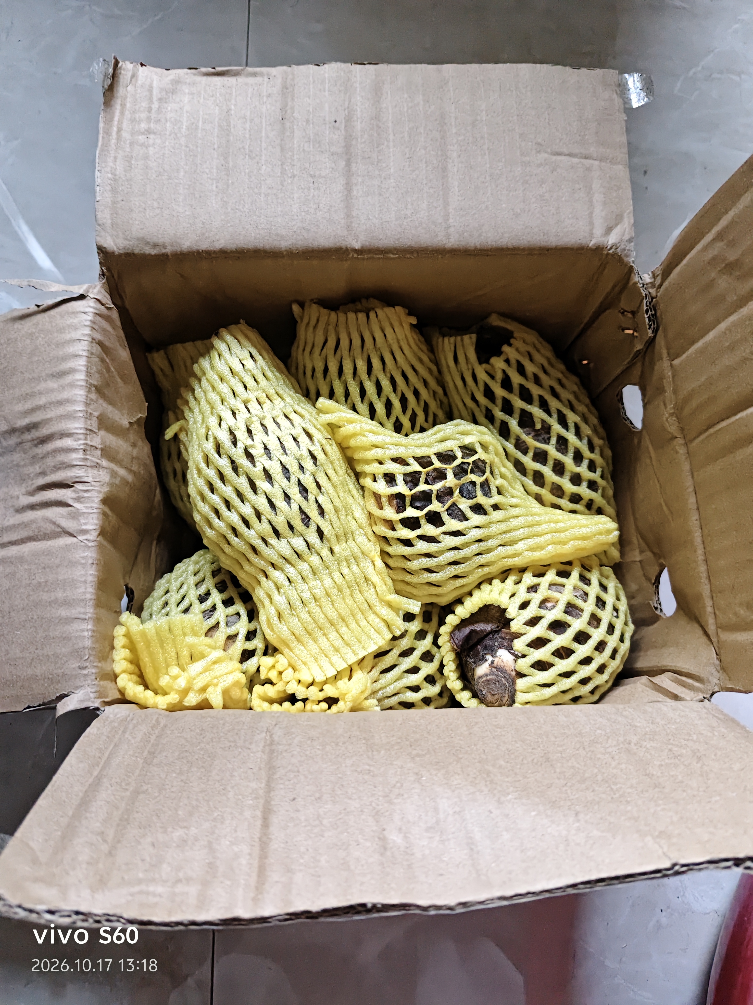 探味君 广西荔浦大芋头 新鲜现挖粉糯大香芋 新鲜蔬菜 净重4.5-5斤 中芋（单果250g起） 实拍图