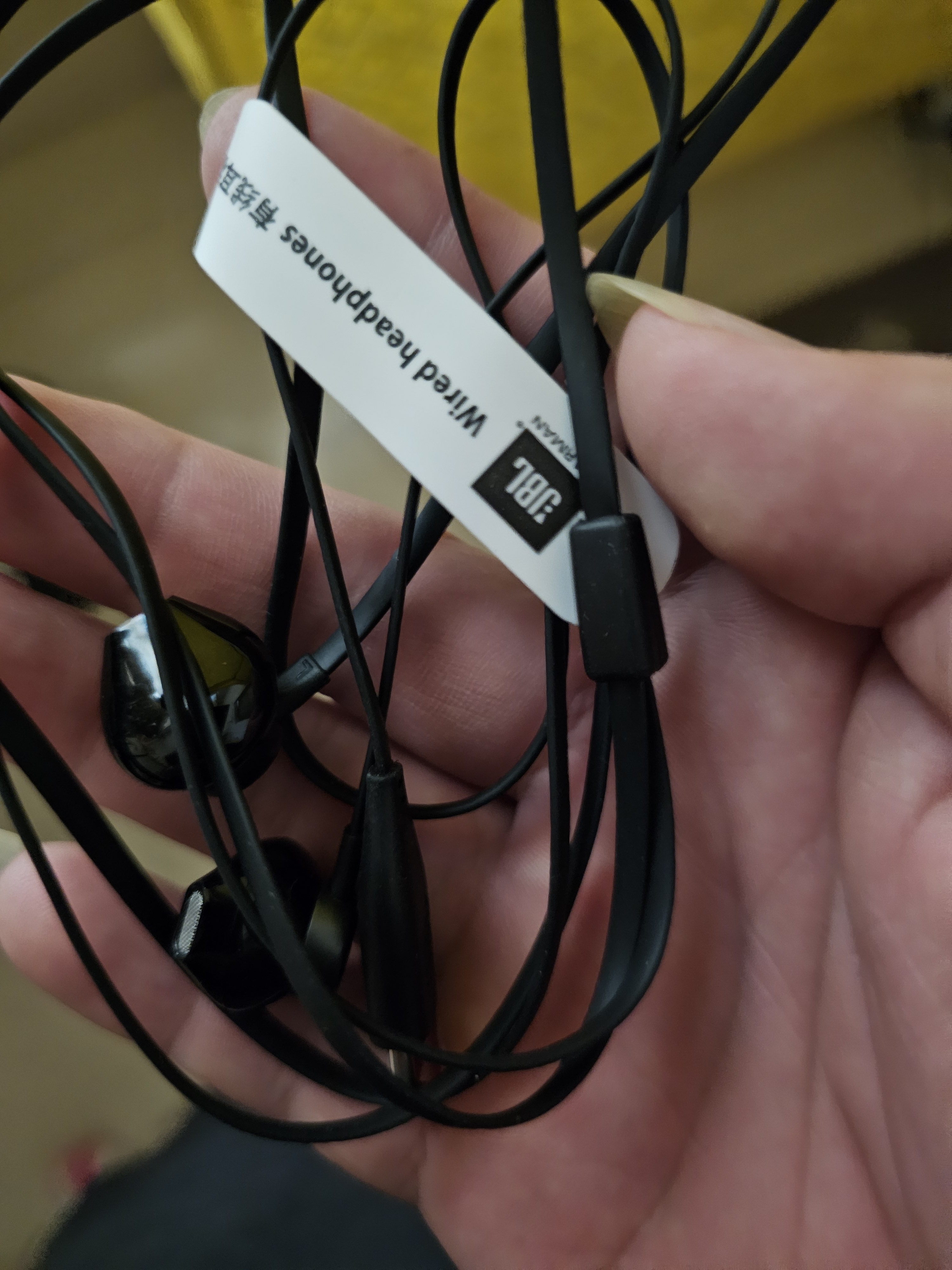 JBL TUNE 305C 有线耳机 Type-C接口 半入耳式耳机 电脑苹果耳机 适用于USB-C 送礼物耳机 黑色 实拍图