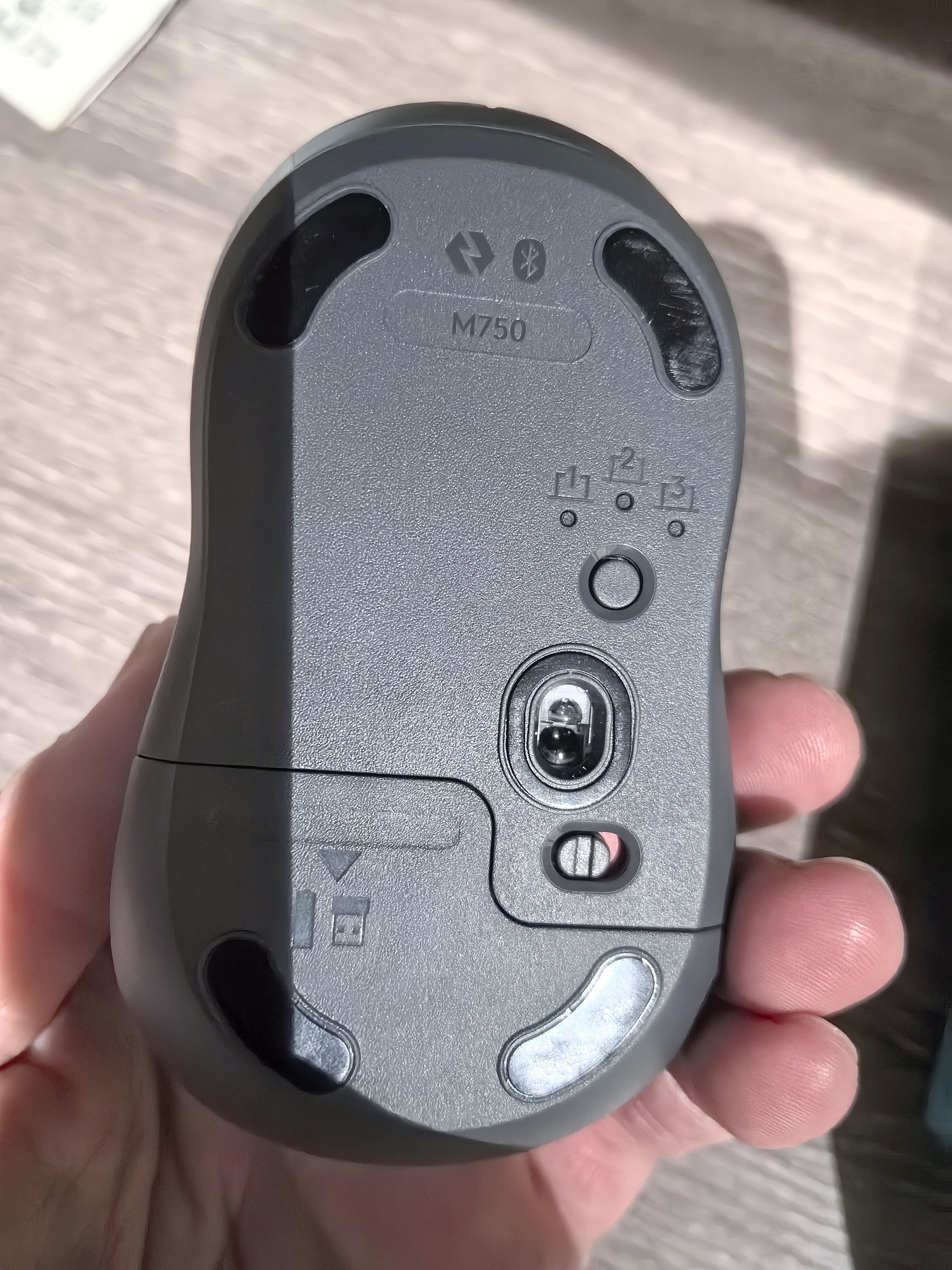 罗技（Logitech）M750M 通用版鼠标 无线蓝牙鼠标 静音鼠标 智能鼠标 对称鼠标 黑色 带Logi Bolt USB接收器 实拍图