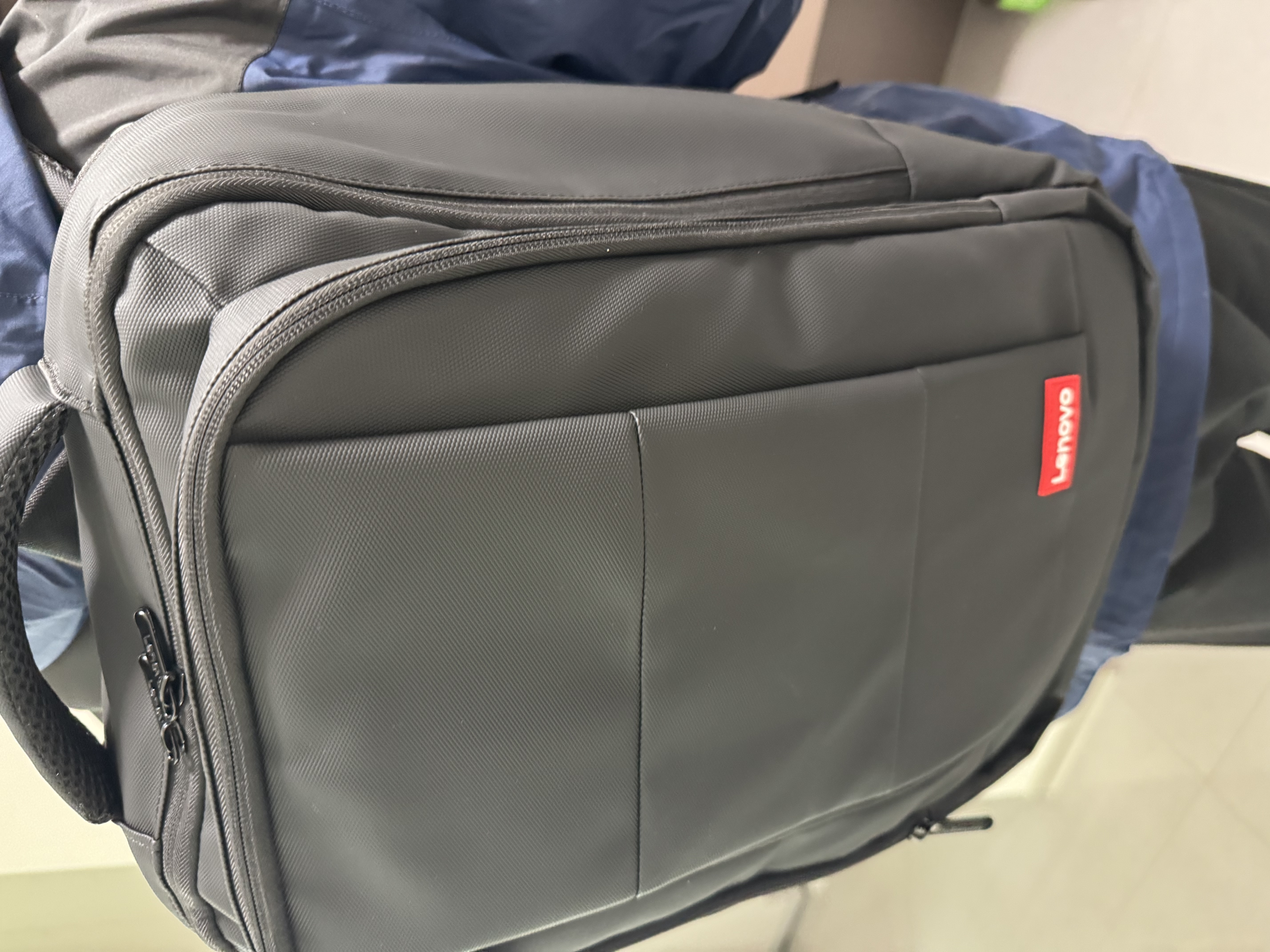 联想（Lenovo）笔记本双肩包 17.3英寸电脑包学生书包出差商务包小新拯救者ry9000p大容量防泼水背包 B44 实拍图