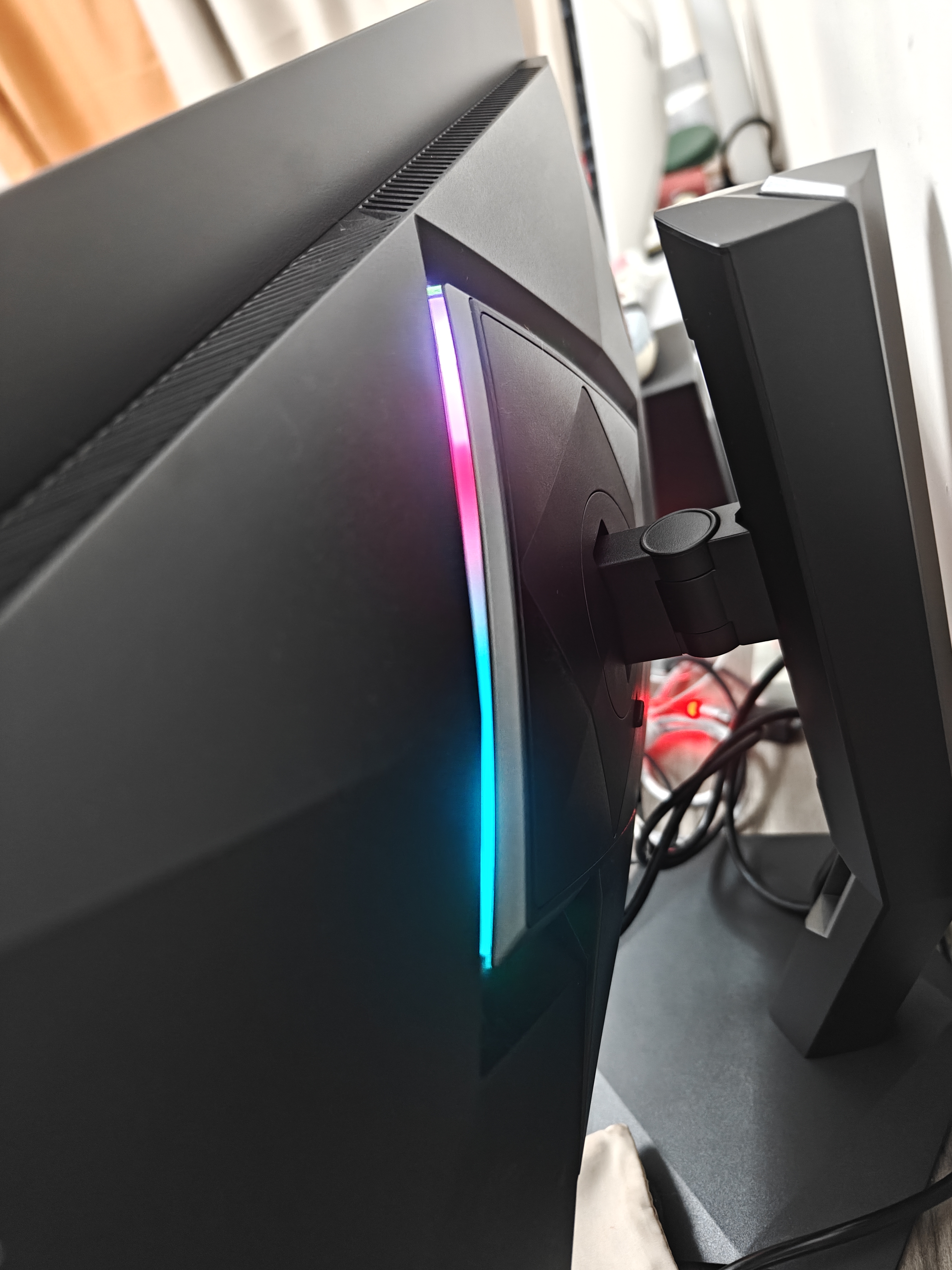 AOC爱攻昊天27英寸2K OLED 320Hz五层堆叠 BlackAR镜面抗反抗眩 色准王HDR500电竞显示器AG277QSD 实拍图