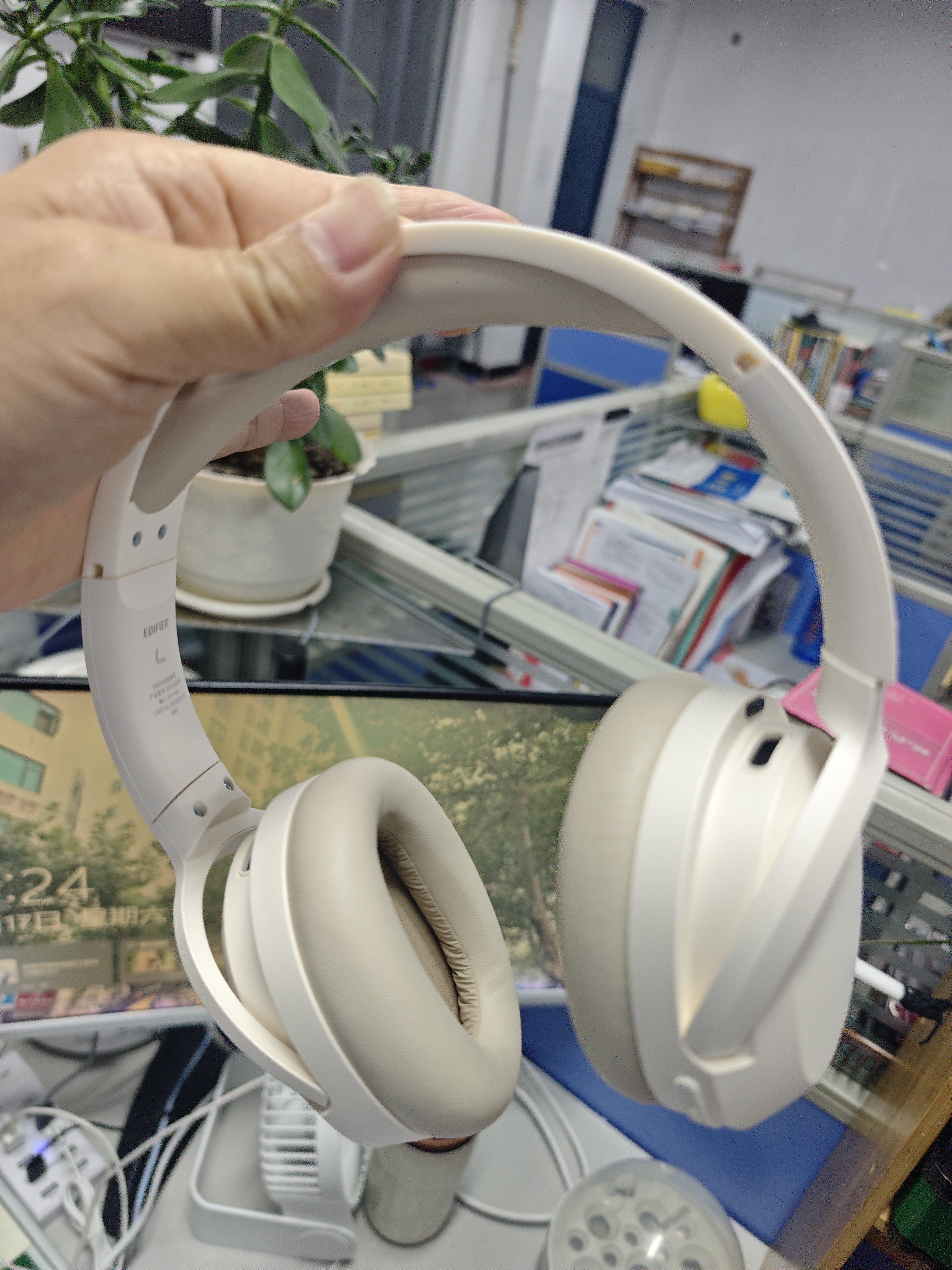 漫步者（EDIFIER）W820NB经典版 头戴蓝牙主动降噪耳机 金标认证 电脑笔记本耳机 适用苹果华为小米OPPO手机 云岩白 实拍图
