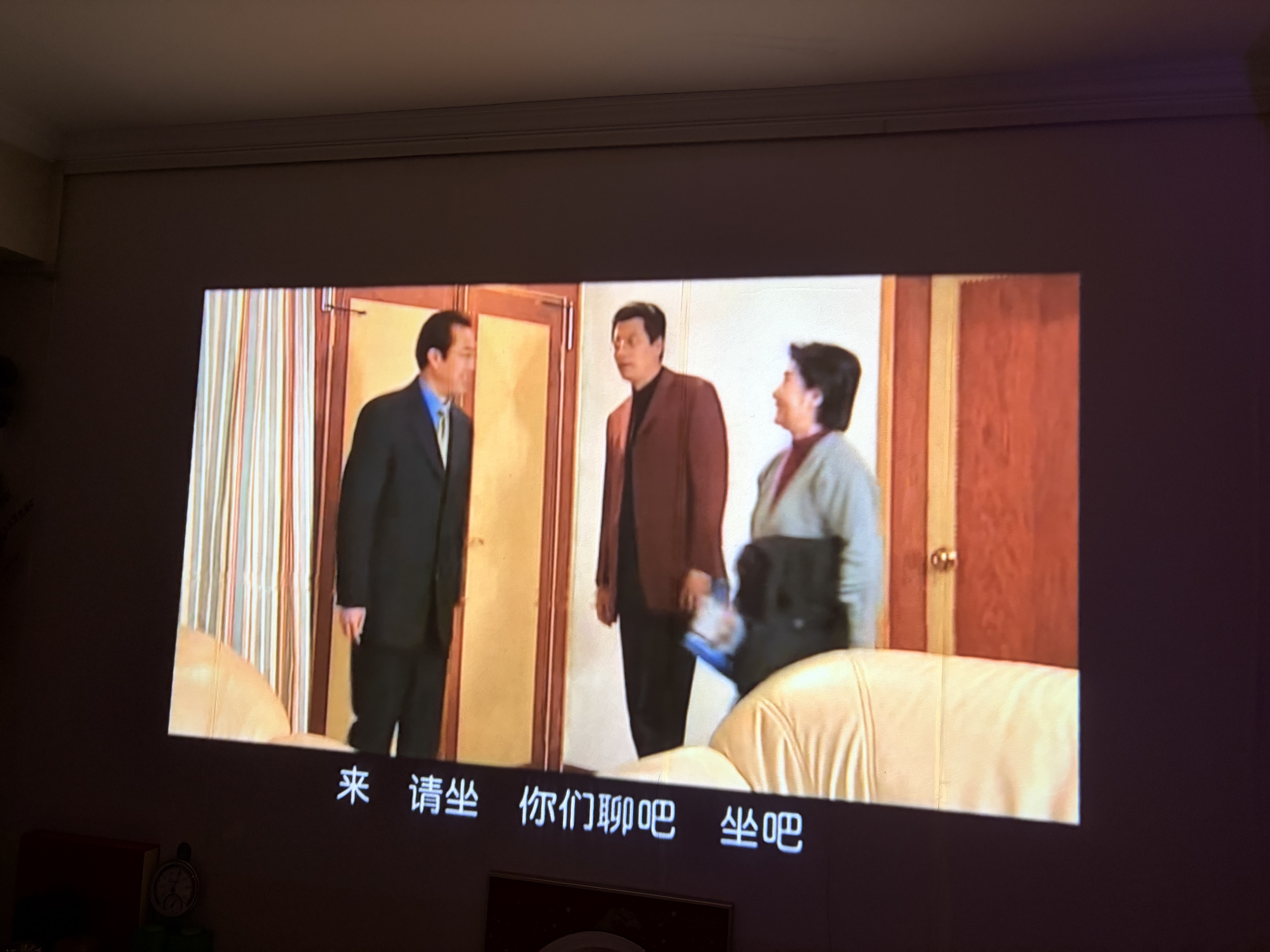 大眼橙R3 Ultra旗舰版【1700CVIA】高亮云台投影仪家用超高清客厅影院投影机AI家庭娱乐头等舱 26年新品 实拍图
