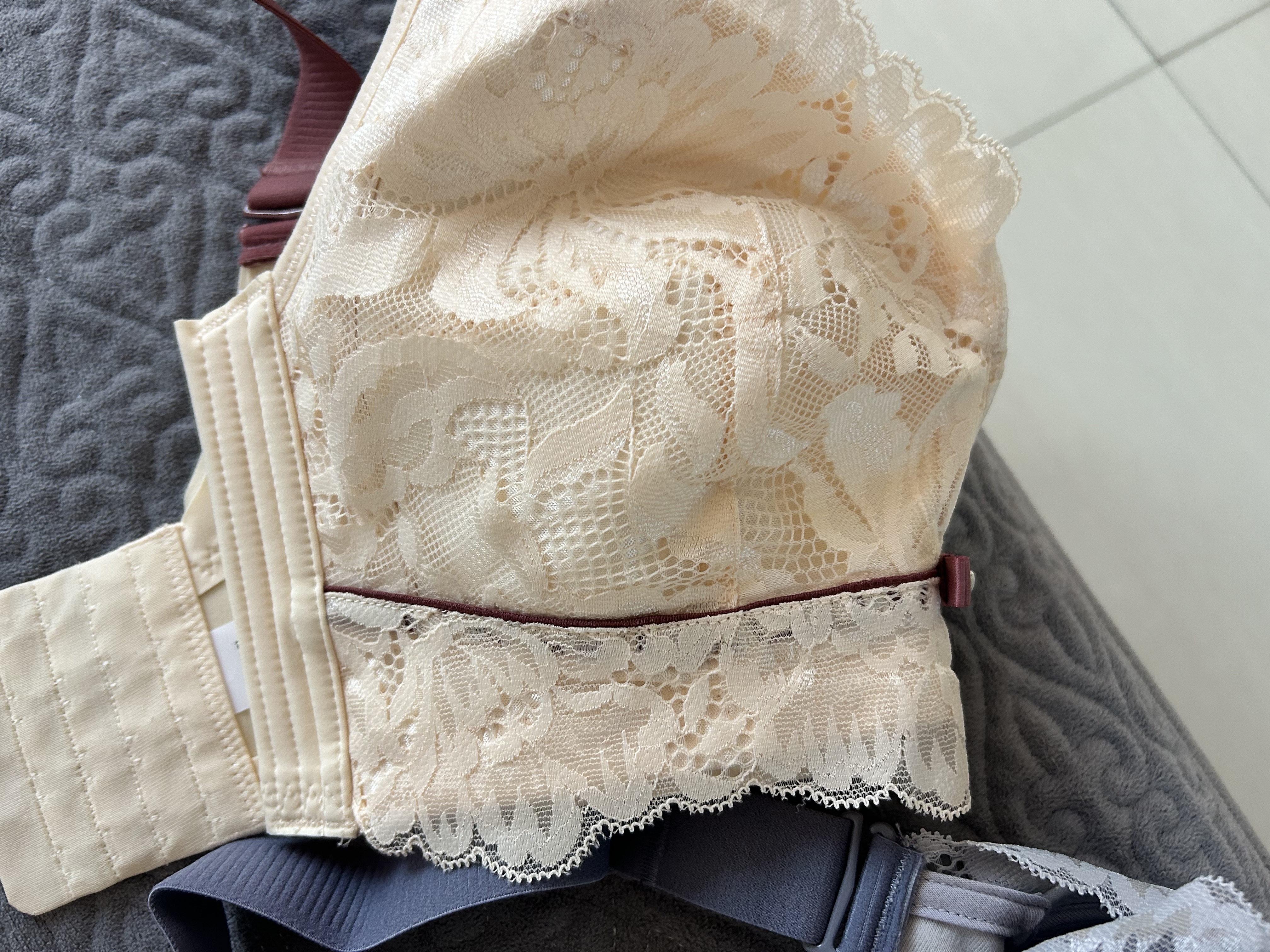 都市丽人文胸薄款乳胶内衣无钢圈超薄透气蕾丝女士大胸显小胸罩2B13A3 实拍图