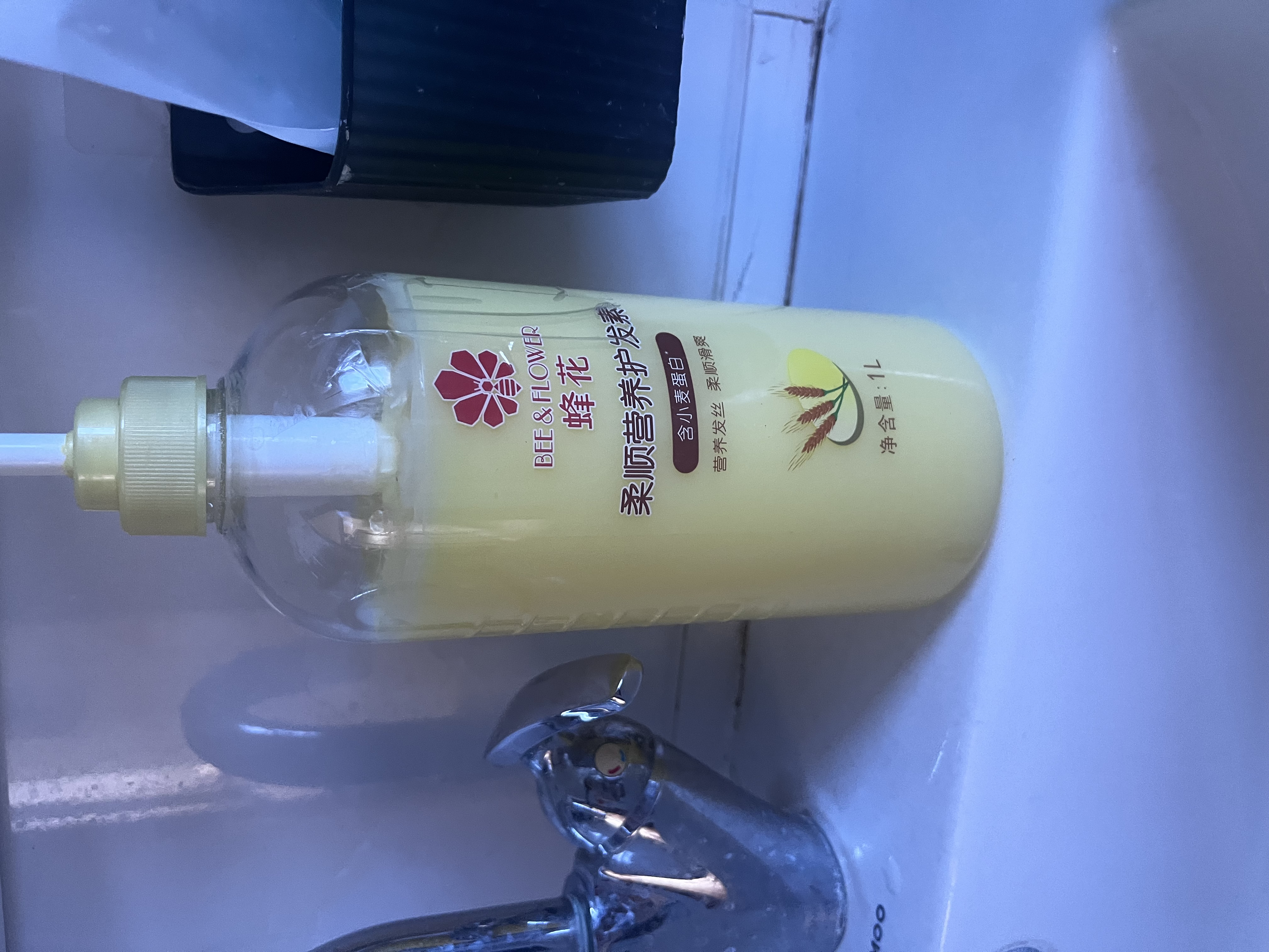 蜂花柔顺柔亮营养护发素大瓶1L润发乳小麦蛋白丝肽精华蚕丝蛋白 柔顺营养护发素1L*2瓶 蜂花 实拍图