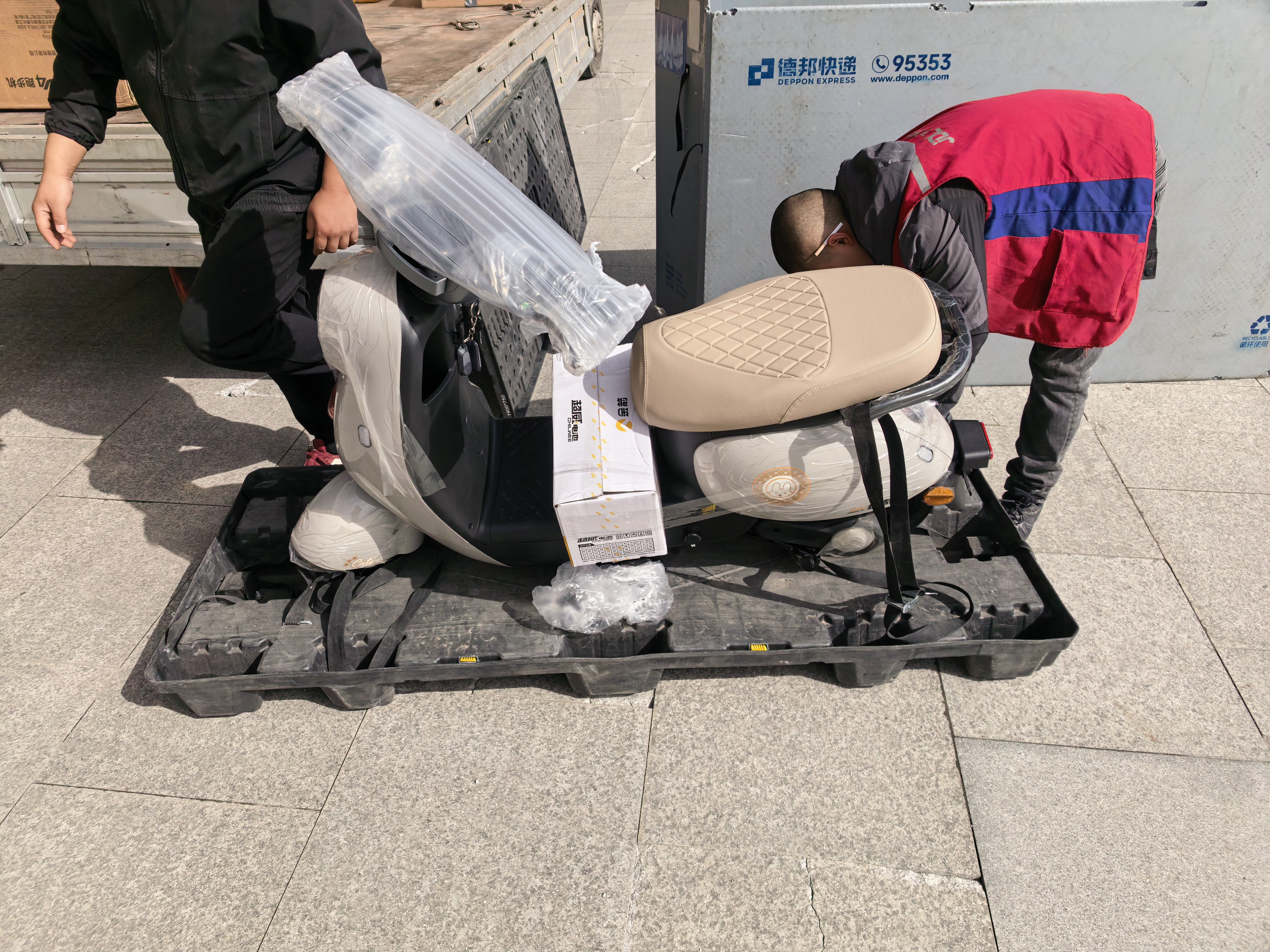 金箭电动摩托车 灵彩60V20AH铅酸电池长续航800W大动力踏板女电动轻便摩托车电动车独角兽 实拍图