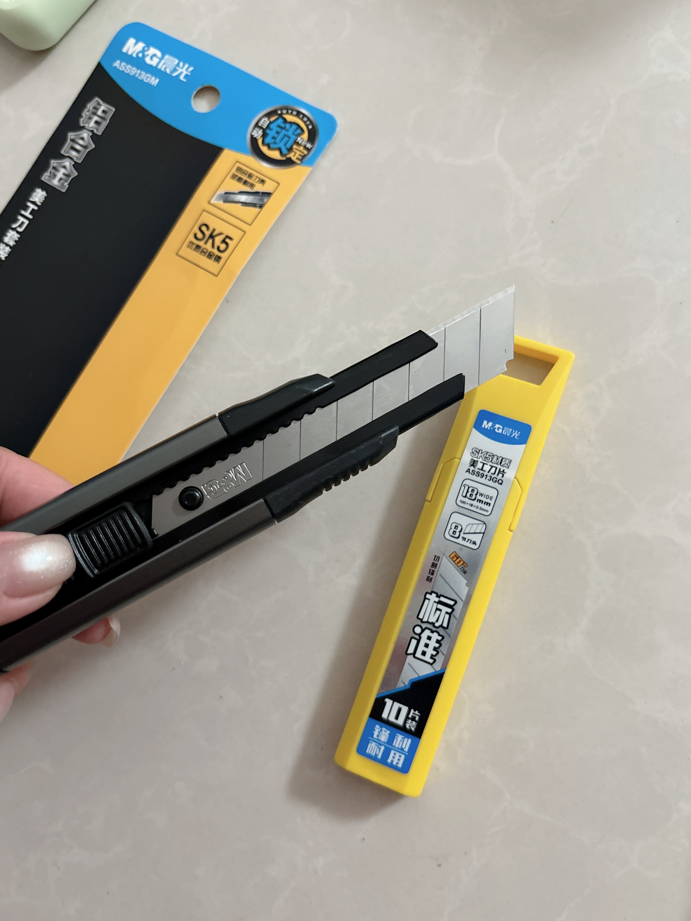 晨光（M&G）办公耐用美工刀套装 铝合金黑刃18mm+刀片*10小刀手动裁纸刀拆快递纸箱壁纸刀手工 ASS913M3 实拍图