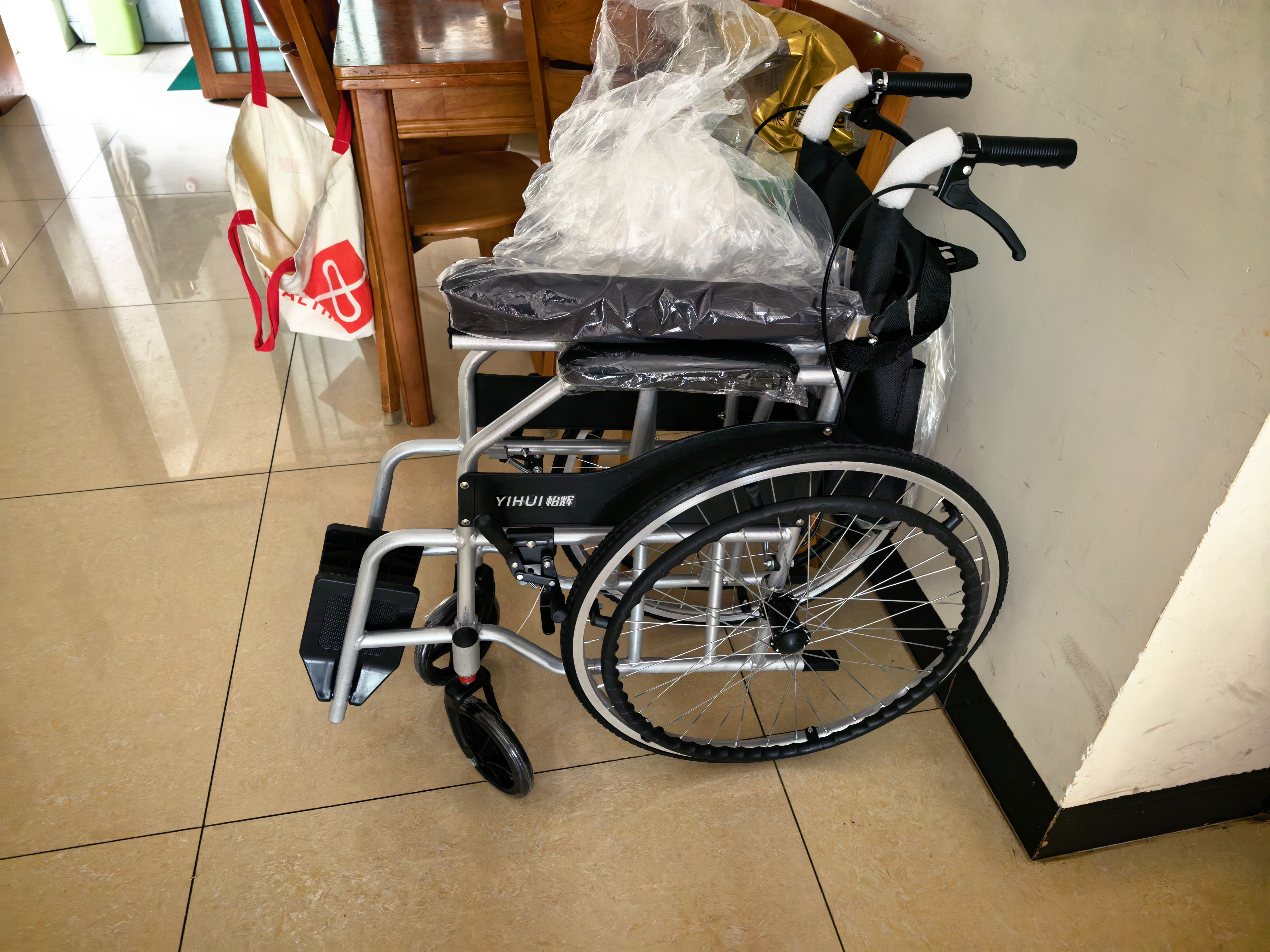怡辉（YIHUI）轮椅轻便折叠老年人专用出行骨折便携式铝合金小型代步医用推车 实拍图