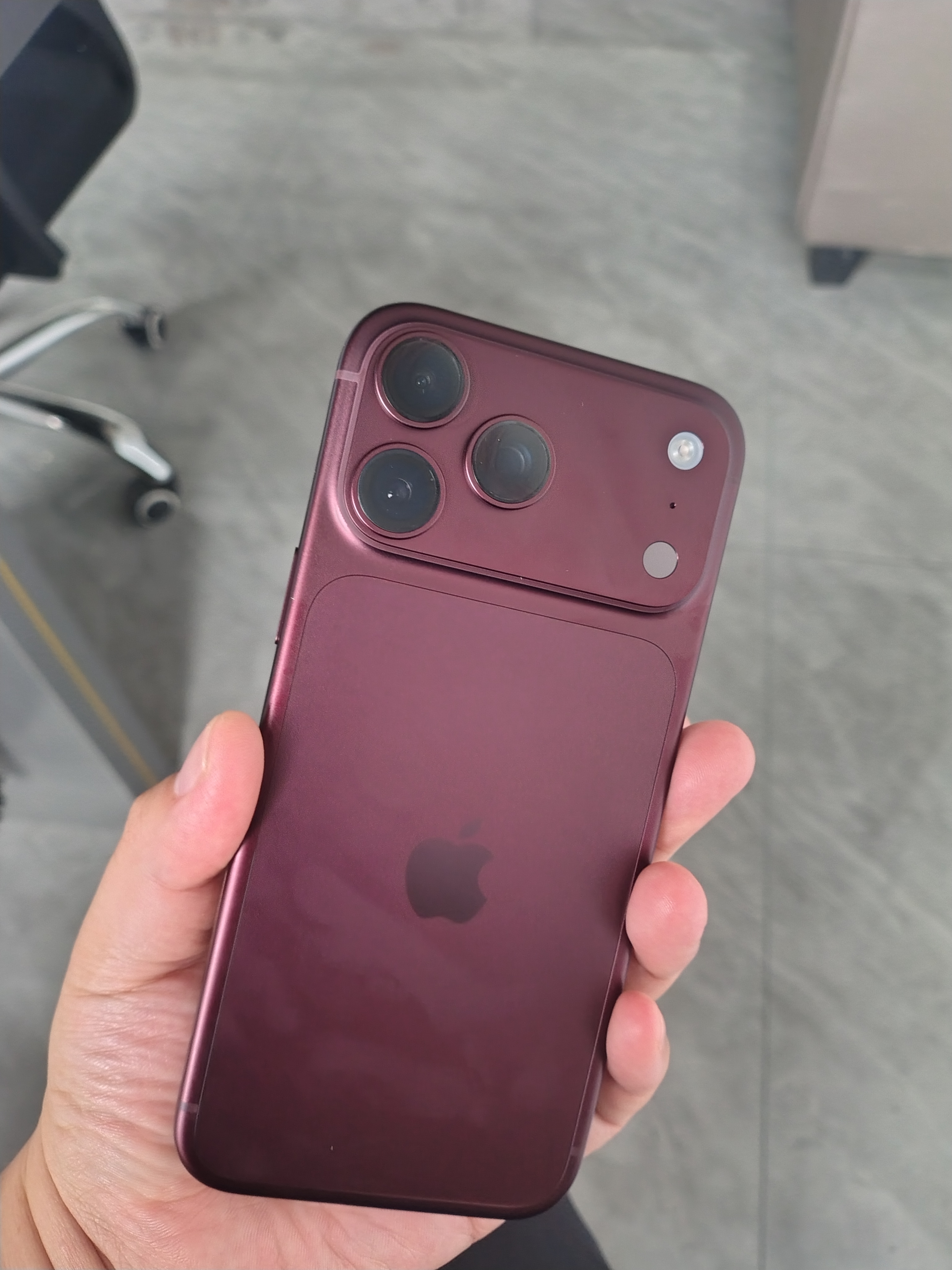 Apple/苹果【即刻领券 需签收激活】iPhone 18 Pro Max 1TB 勃艮第酒红色 手机 实拍图