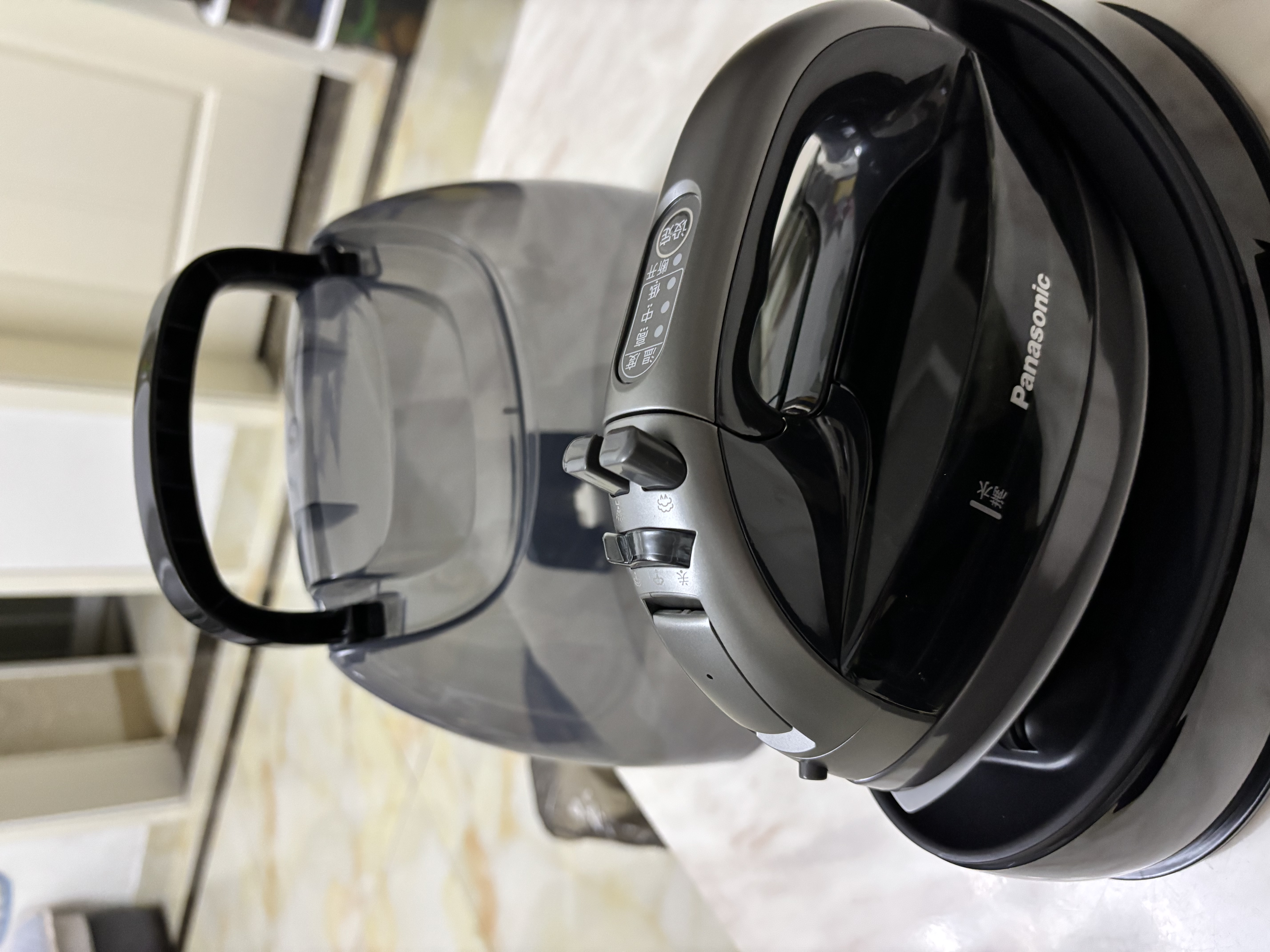 松下（Panasonic）【烫衣神器】手持挂烫机73g/min水箱0.135升无线电熨斗家用大功率大蒸汽熨烫机高效除皱NI-WL60A-H 实拍图