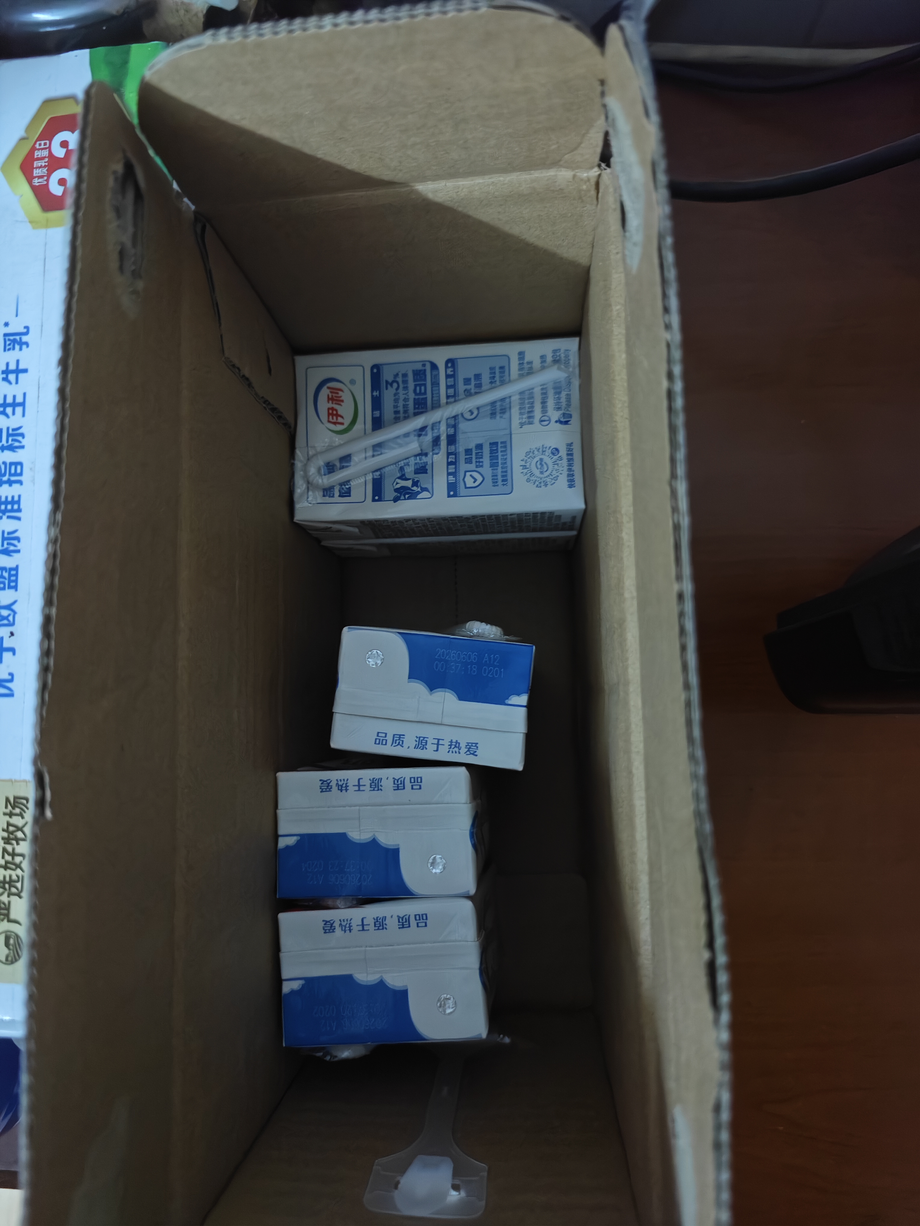 伊利严选牧场纯牛奶 250ml*16盒3.3g优质乳蛋白全脂牛奶 礼盒装 实拍图