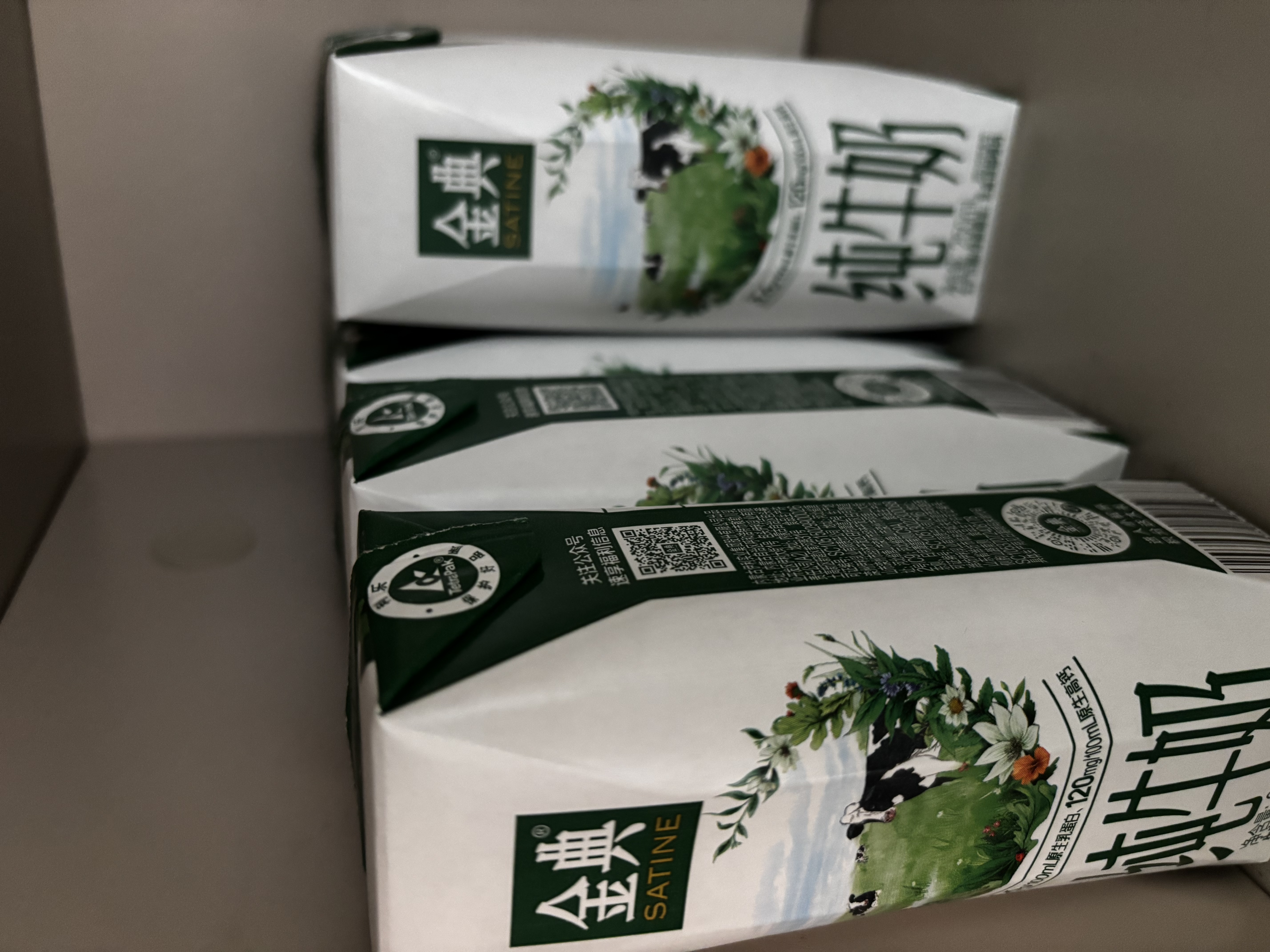 伊利【新鲜日期】金典纯牛奶早餐奶250ml*16盒3.6g 礼盒装 实拍图