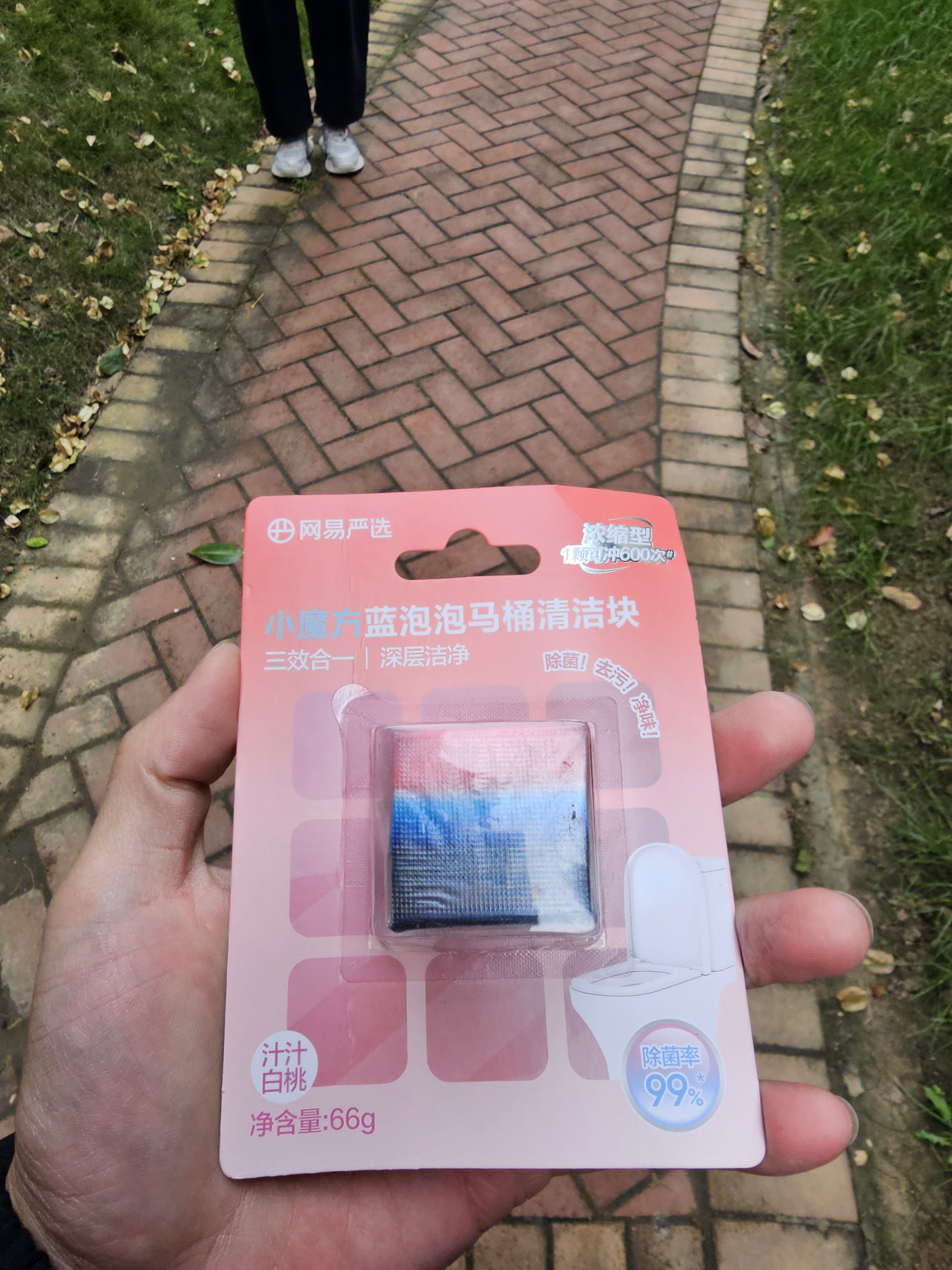 网易严选【试用专属】小魔方蓝泡泡洁厕宝香薰马桶清洁剂洁厕灵清香型66g 实拍图