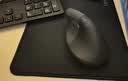 罗技（Logitech）Lift人体工学鼠标 垂直鼠标 小手鼠标 无线蓝牙鼠标 3台设备秒切换 带Logi Bolt接收器 黑色 实拍图