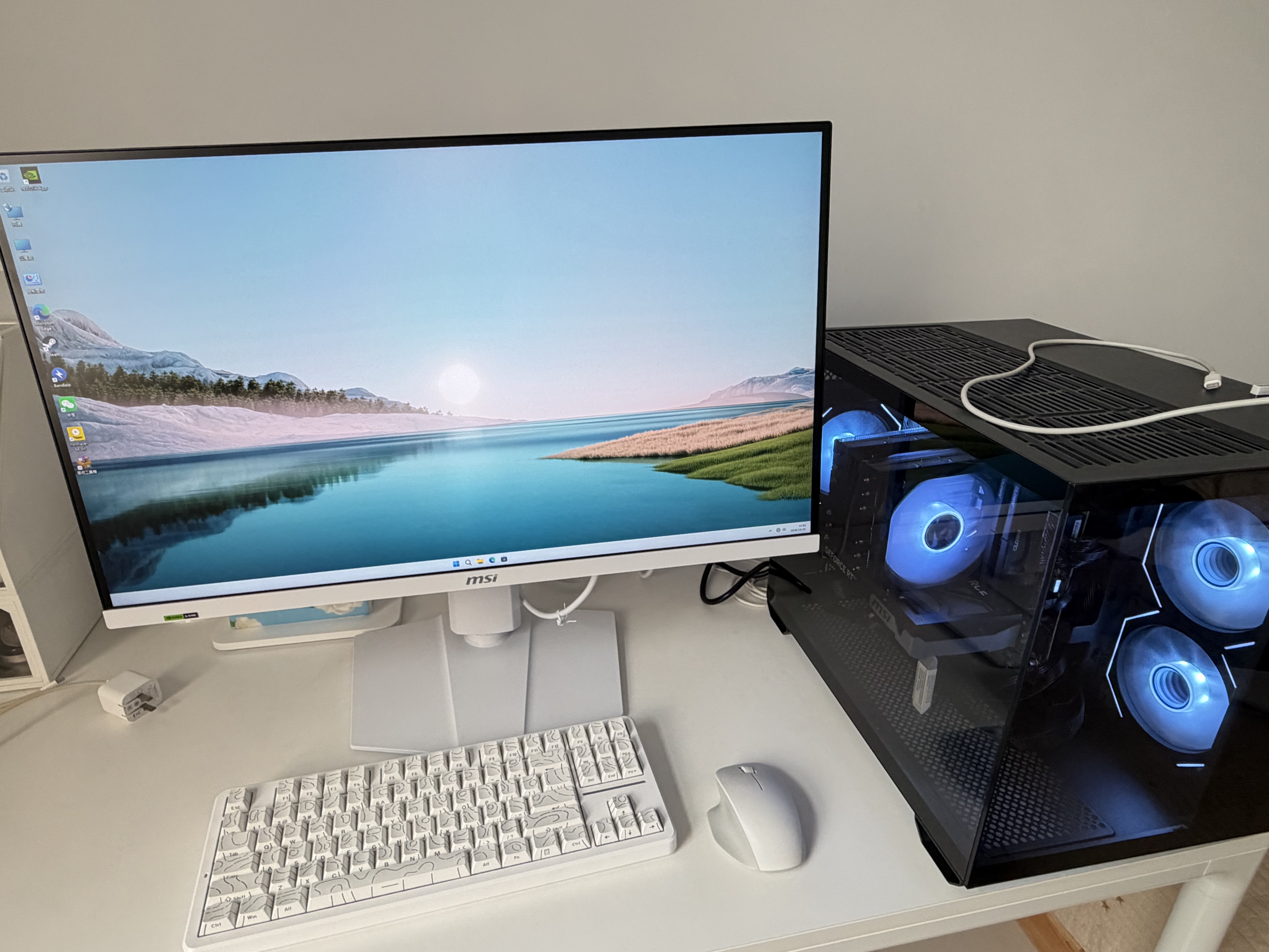 微星（MSI）白刃X32 MAG 274QRFW X32 27英寸2K320Hz HDR400 0.5msGTG 2K240Hz 快速IPS 白色游戏电竞显示器 实拍图