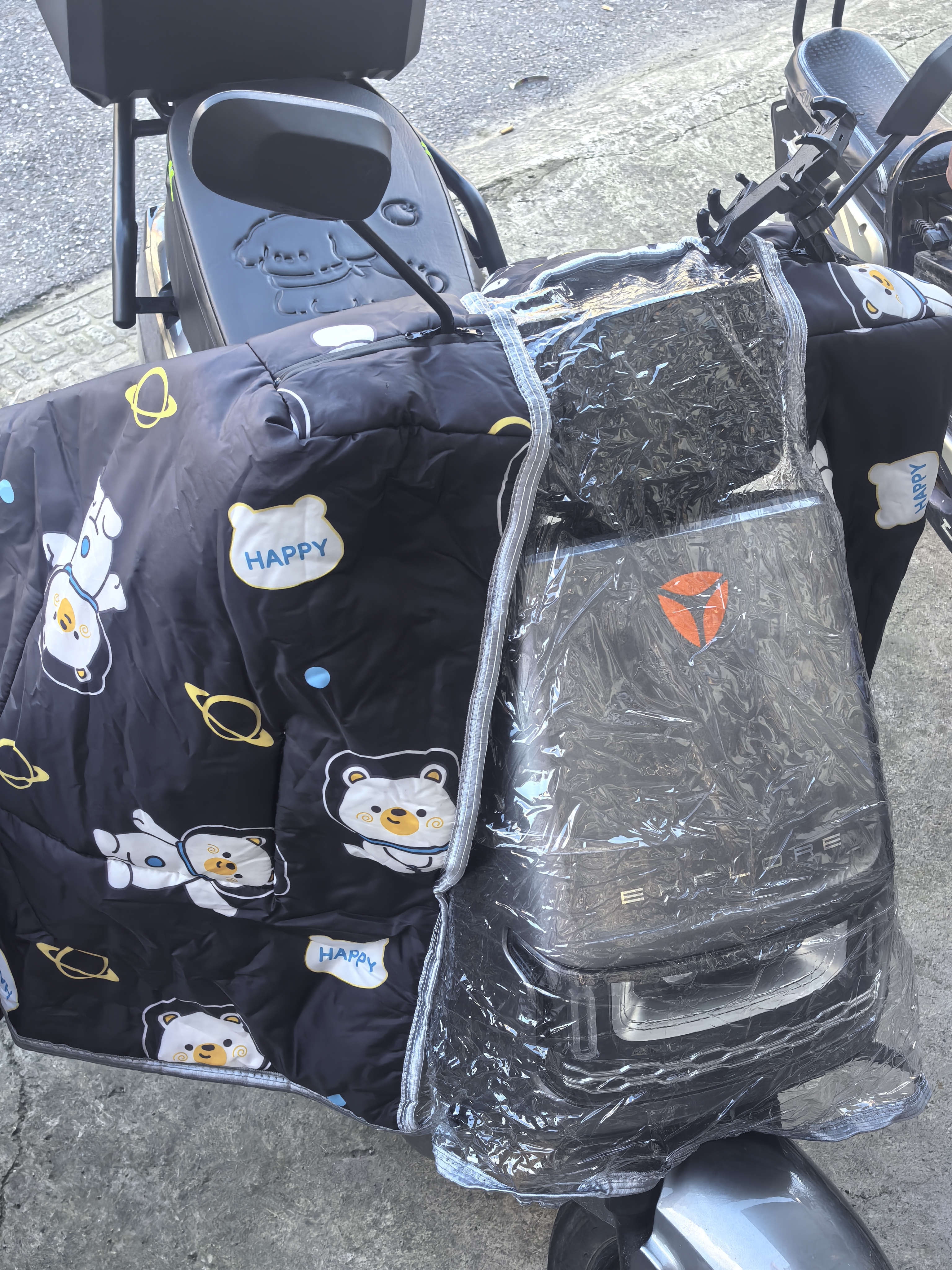 雨航（YUHANG）冬季电动车挡风被防风防泼水保暖护肩加大加厚黑色太空熊 实拍图