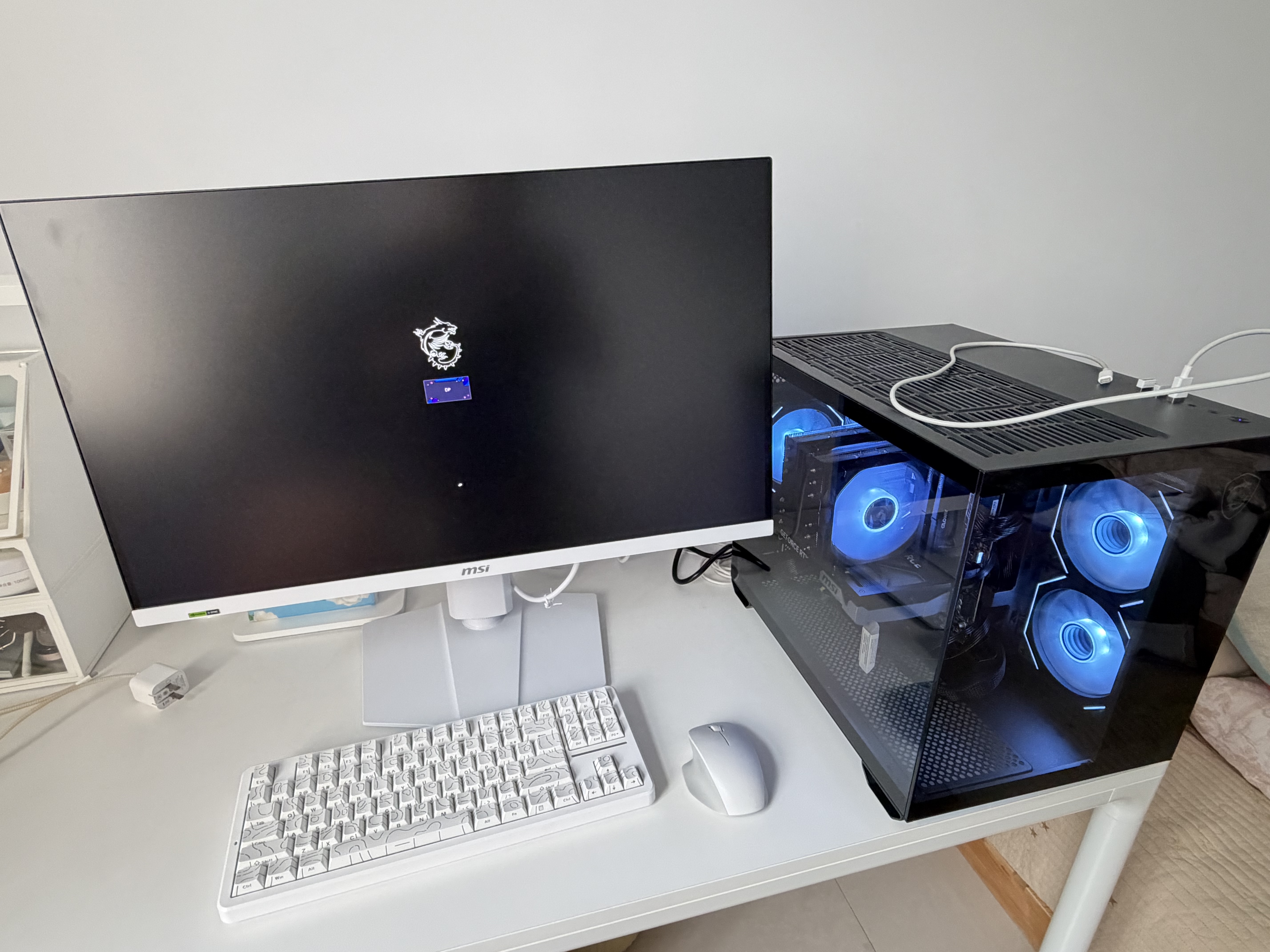 微星（MSI）白刃X32 MAG 274QRFW X32 27英寸2K320Hz HDR400 0.5msGTG 2K240Hz 快速IPS 白色游戏电竞显示器 实拍图