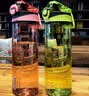 茶花（CHAHUA）茶花水杯塑料学生便携乐随身杯运动太空杯防漏带盖水杯扣式随手杯 【绿】620ML+【红】620ML 实拍图