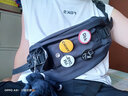 捷如风胸包新款斜挎包男士潮牌女多功能腰包挎包校园情侣款运动休闲单肩包 纯黑色【猩猩挂件+4个徽章】 实拍图