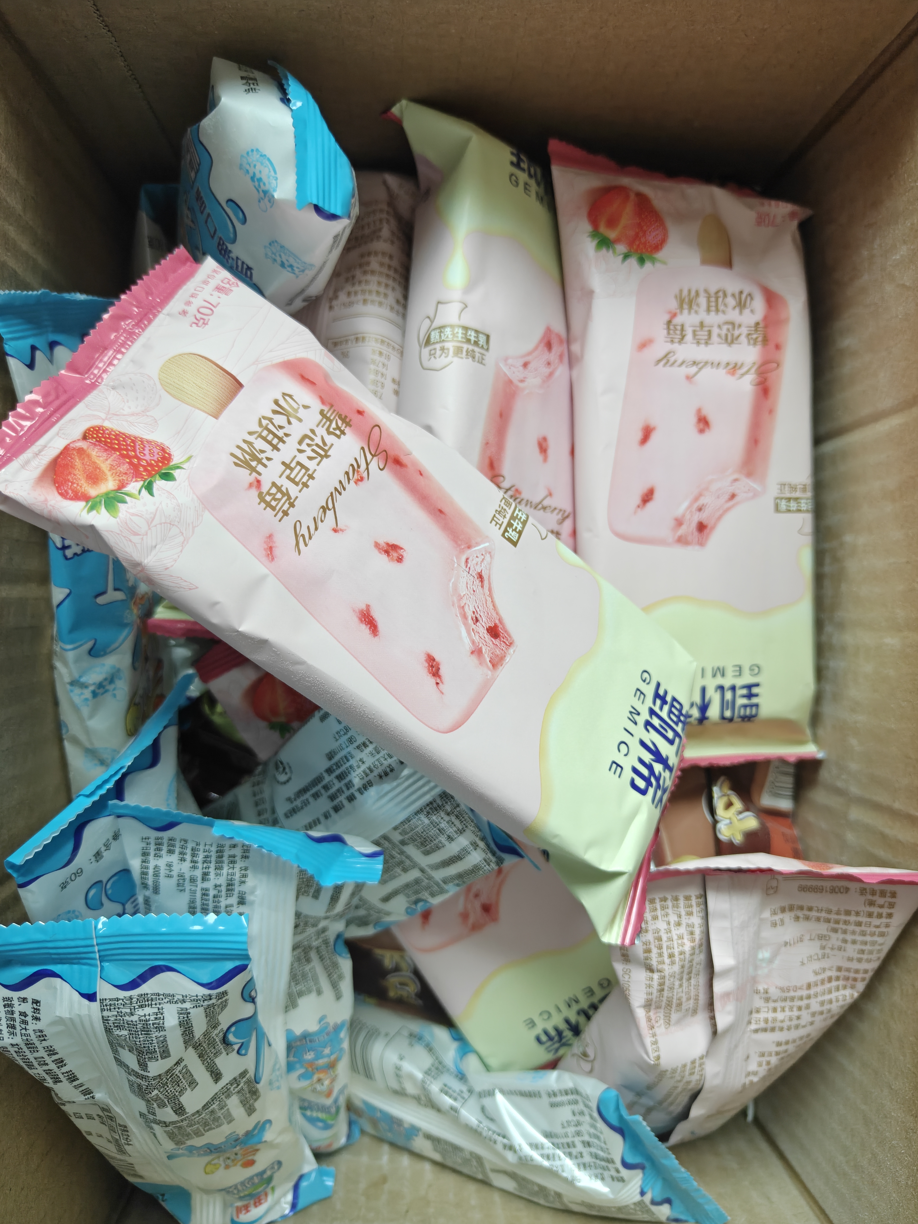 伊利巧乐兹四个圈挚恋草莓大布丁克力棒冰淇淋 32支1990g 实拍图