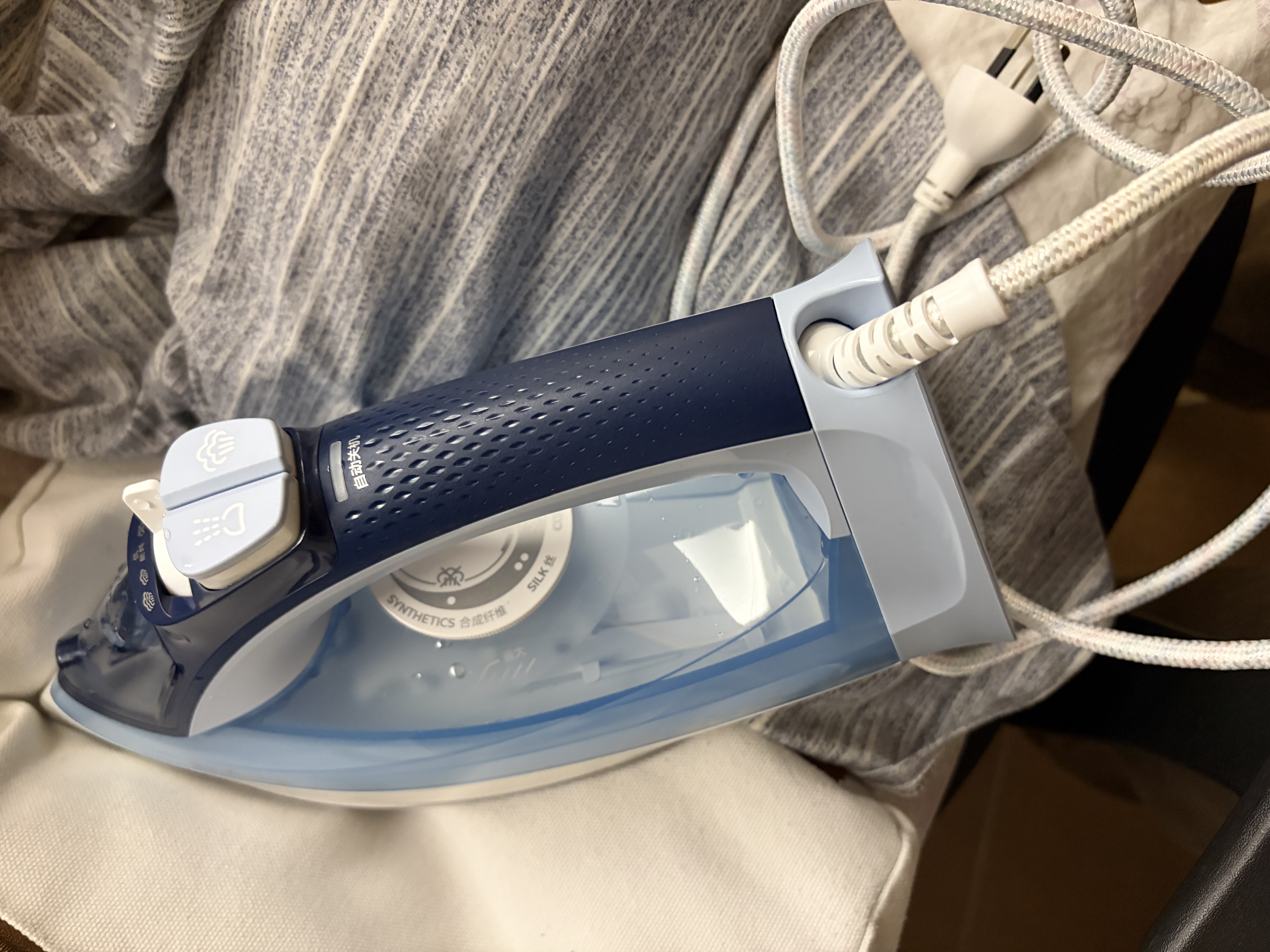 飞利浦（PHILIPS）【11.11开抢】手持电熨斗家用便携式大功率拼豆熨斗 熨烫机 45g/min 强劲增压蒸汽 DST5030/20 实拍图