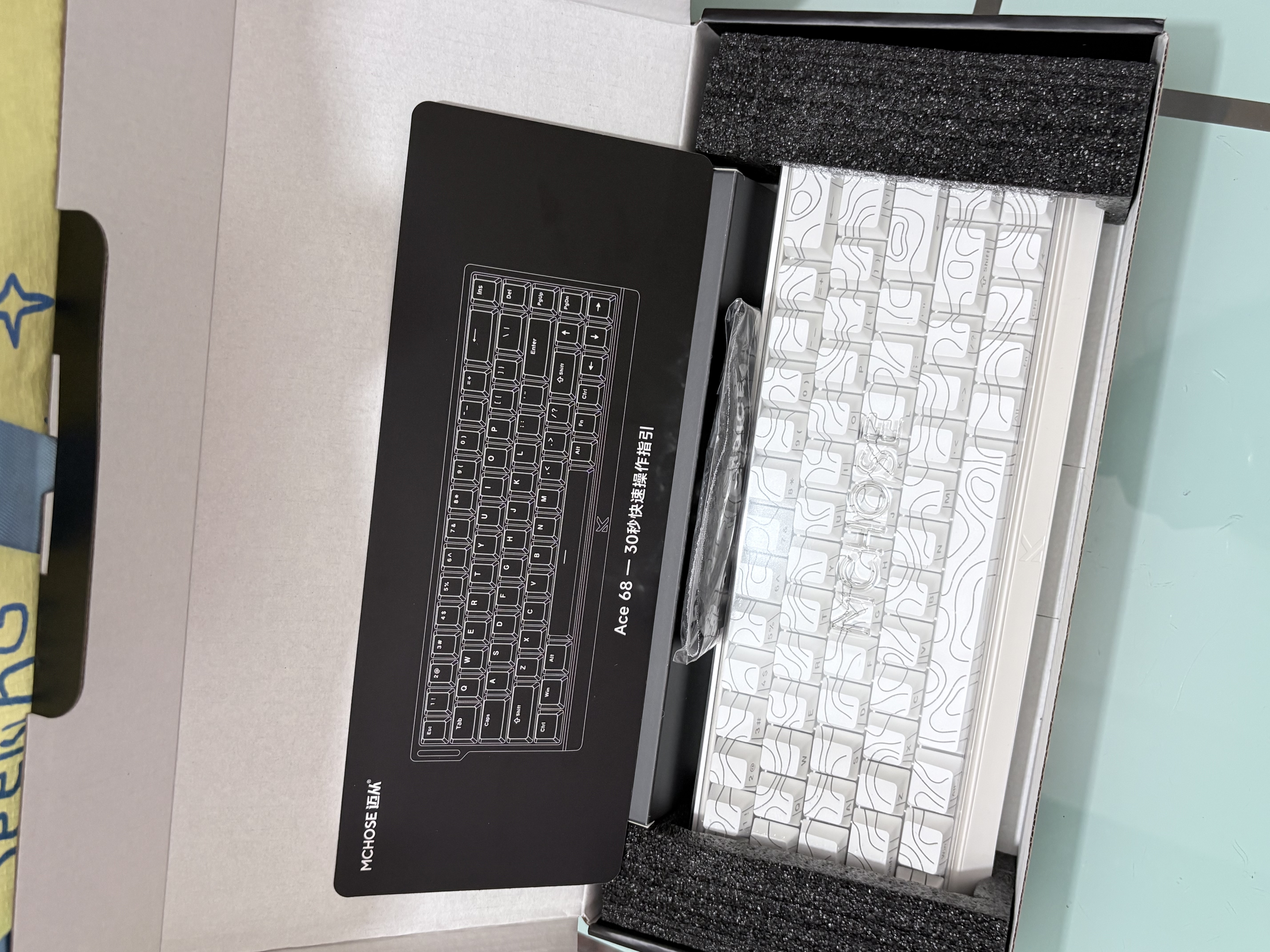迈从（MCHOSE）Ace 68 V2磁轴键盘Gus同款RT电竞游戏低延迟60pro机械有线68键配列FPS双驱动无畏契约 Ace 68 超竞版 白色等高实线 闪电磁轴 实拍图