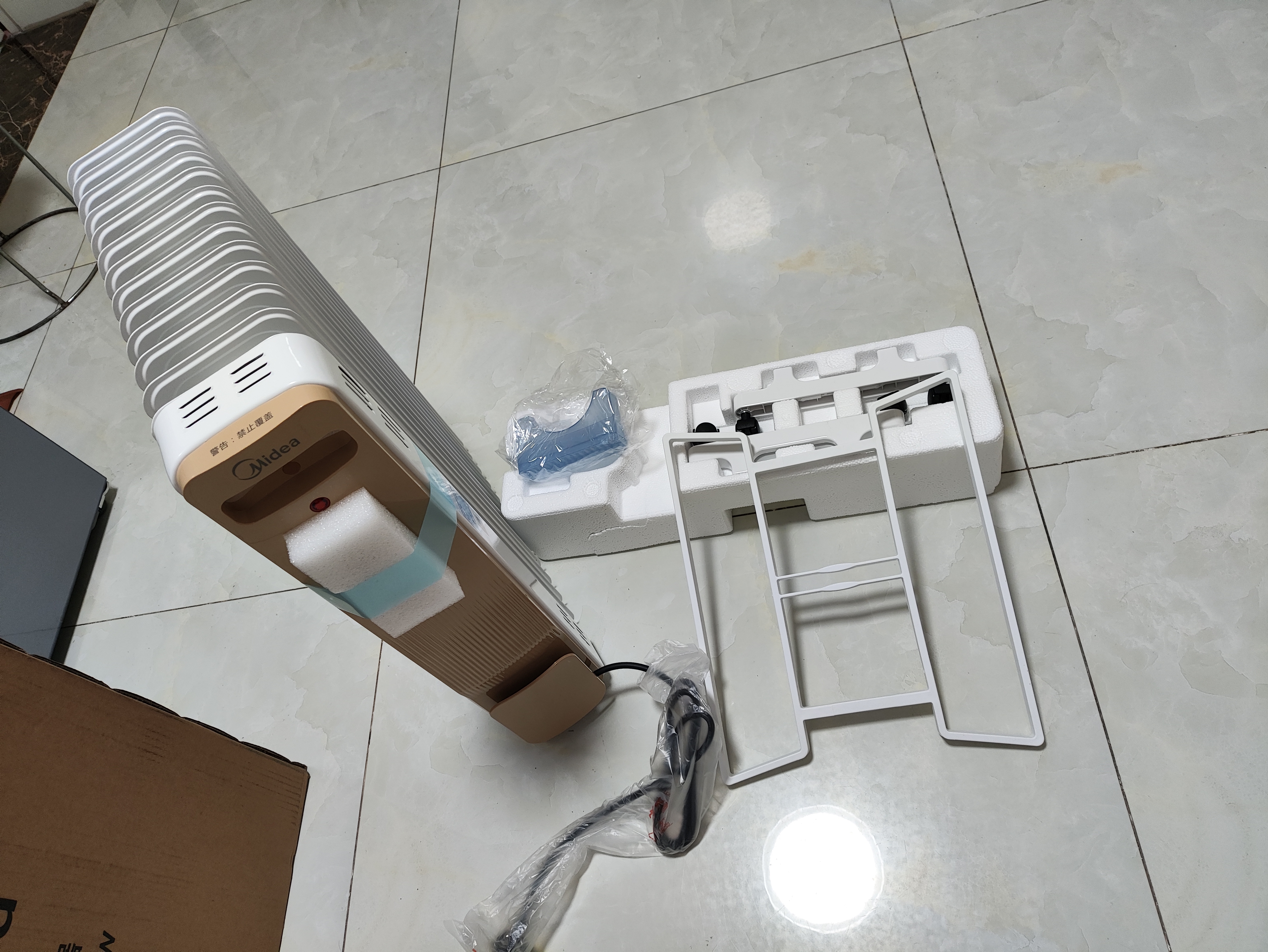 美的（Midea）【金缕衣】家用电热油汀取暖器立式电暖器 13片电暖气 全屋升温取暖神器/节能加湿烘衣NY2213-18GW 实拍图