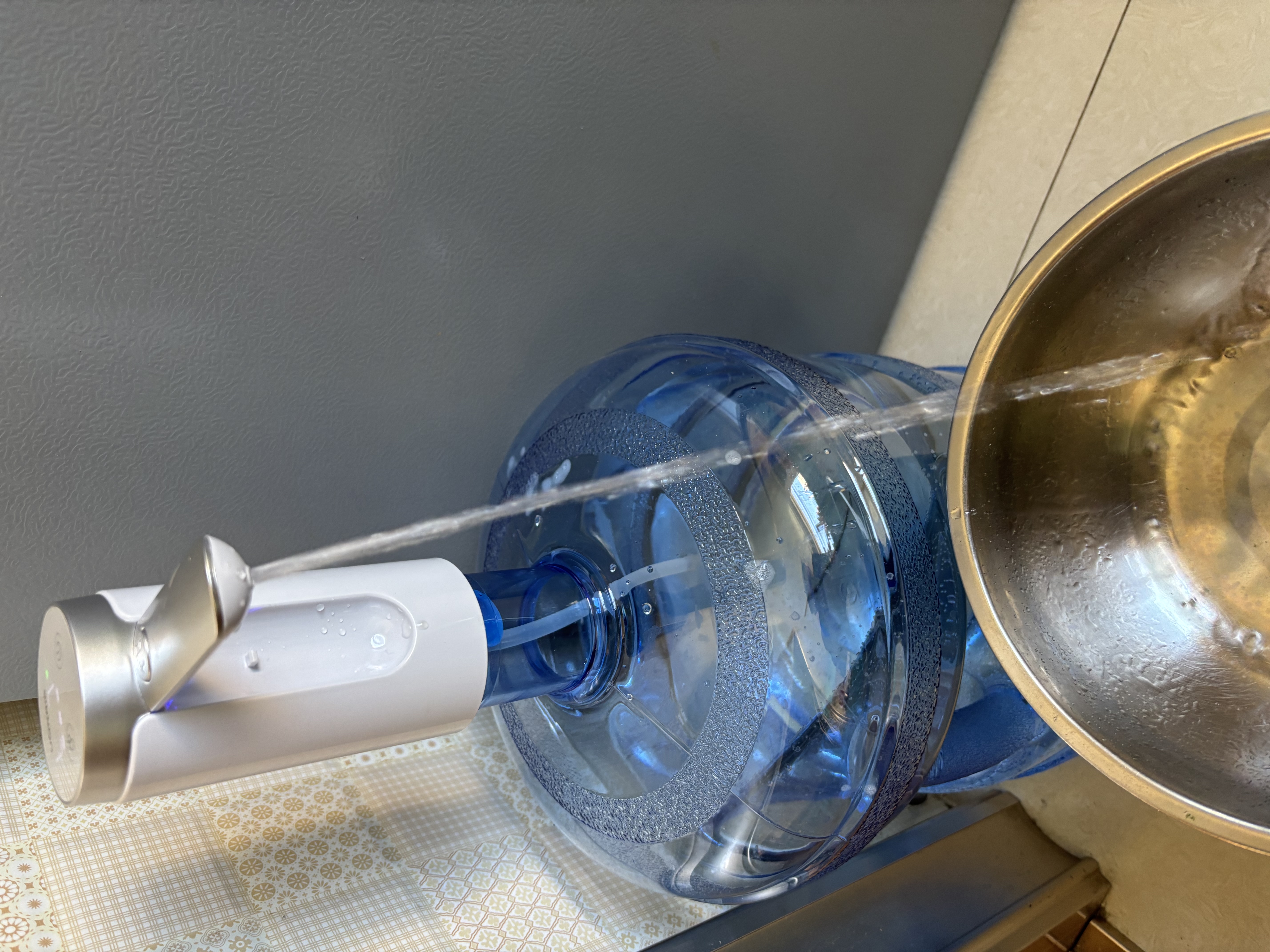 UORRIS【百万热销】抽水器桶装水电动抽水器饮水机杀菌 矿泉纯净水可折叠自动上水器取水器压水器抽水泵 珍珠白丨防误触不漏水 UVC强效杀菌丨折叠更卫生丨可续航60天 实拍图