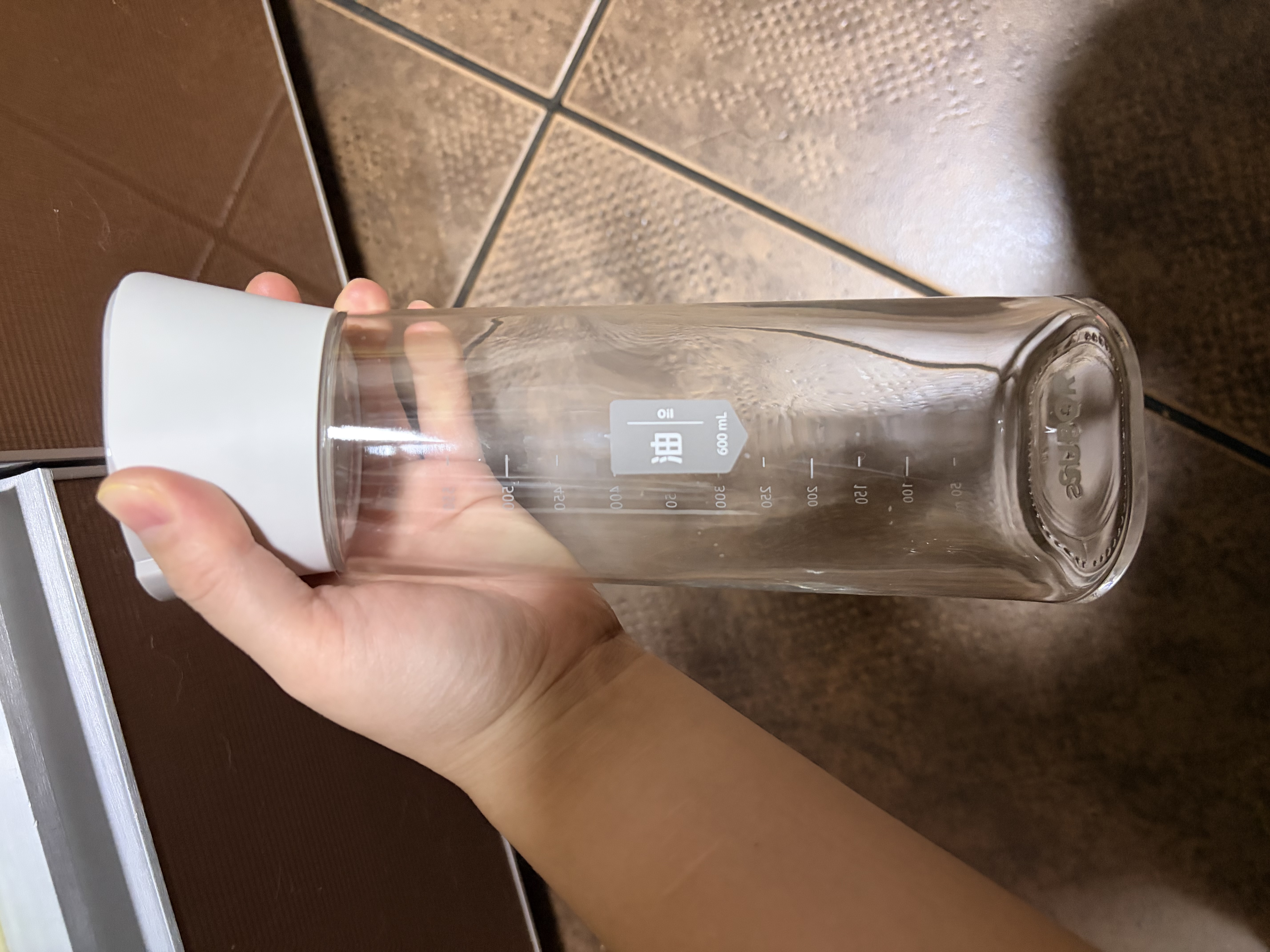苏泊尔（SUPOR）自动开合油壶玻璃油瓶酱油瓶厨房不挂油防漏调料瓶奶油白600ml 实拍图