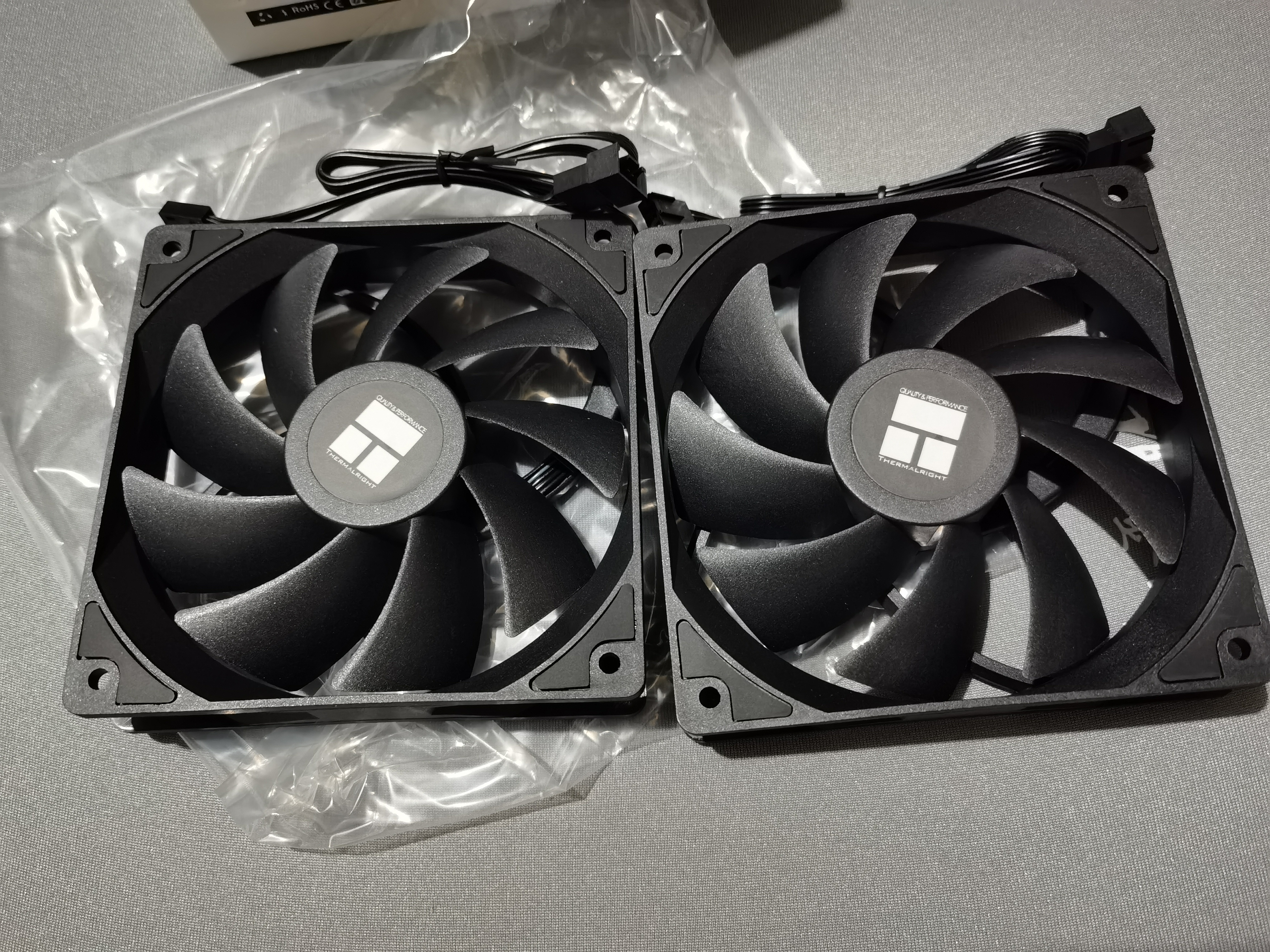 利民（thermalright）TL-C12C X3 黑色12cm性能级风压扇 4PIN PWM S-FDB轴承 1550转速 三连包套装 实拍图