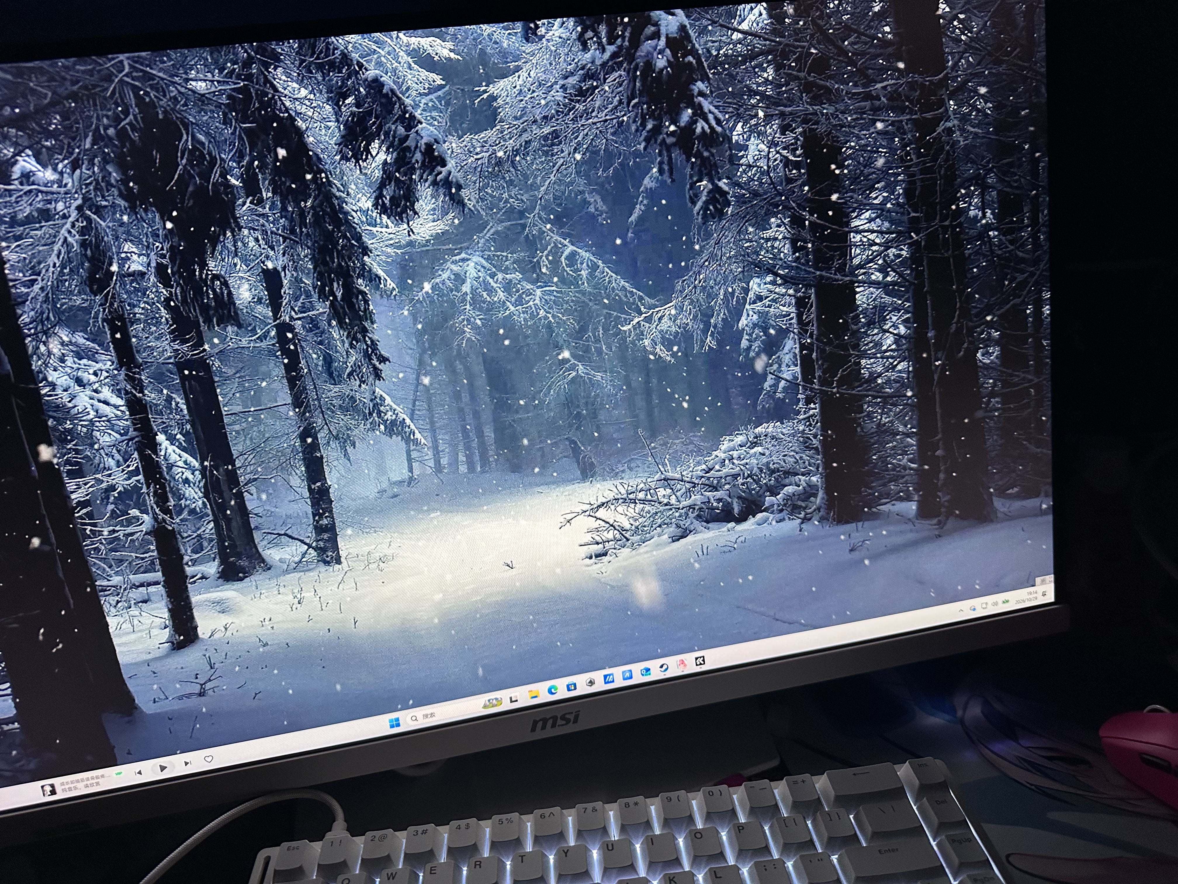 微星（MSI）白刃X32 MAG 274QRFW X32 27英寸2K320Hz HDR400 0.5msGTG 2K240Hz 快速IPS 白色游戏电竞显示器 实拍图