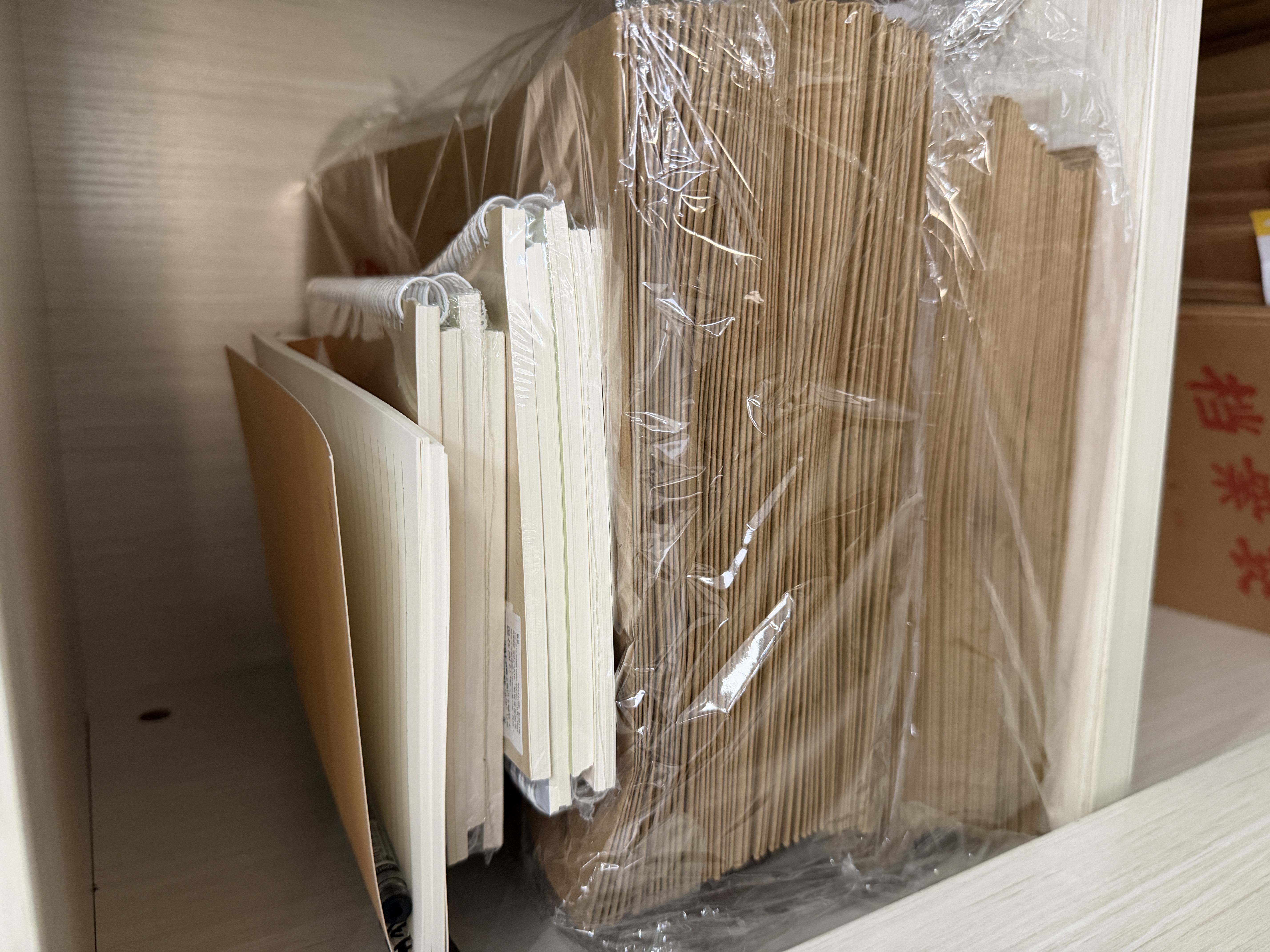 得力（deli）50只A4混浆150g牛皮纸档案袋礼品袋 背宽4cm标书合同大容量资料袋 文件保护收纳袋黄色 PP412-50 实拍图