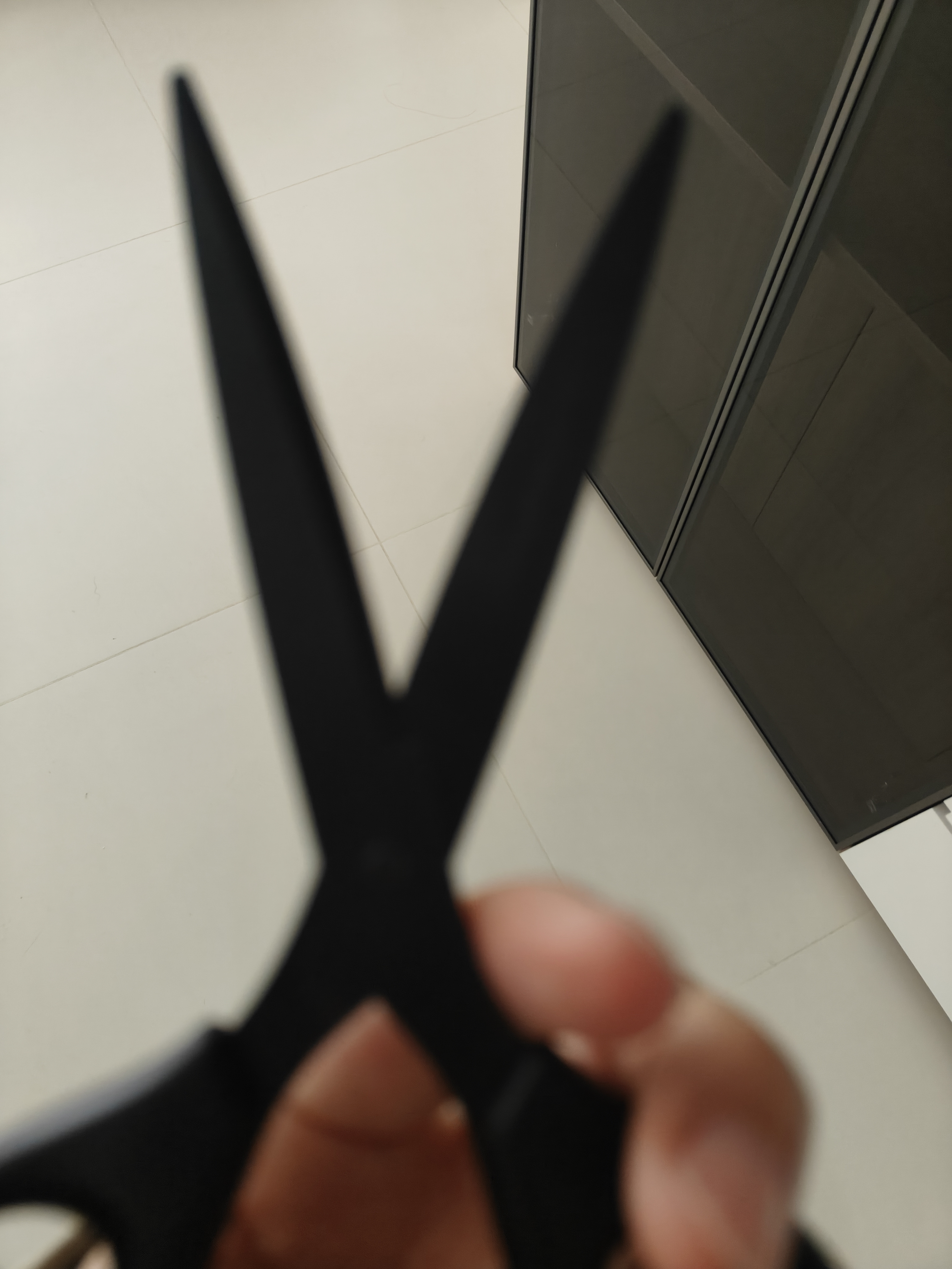 得力（deli）办公剪刀黑刃防锈中号180mm文具剪子快递刀裁缝剪刀家用生活手工剪纸刀办公用品 黑色6009-S 实拍图