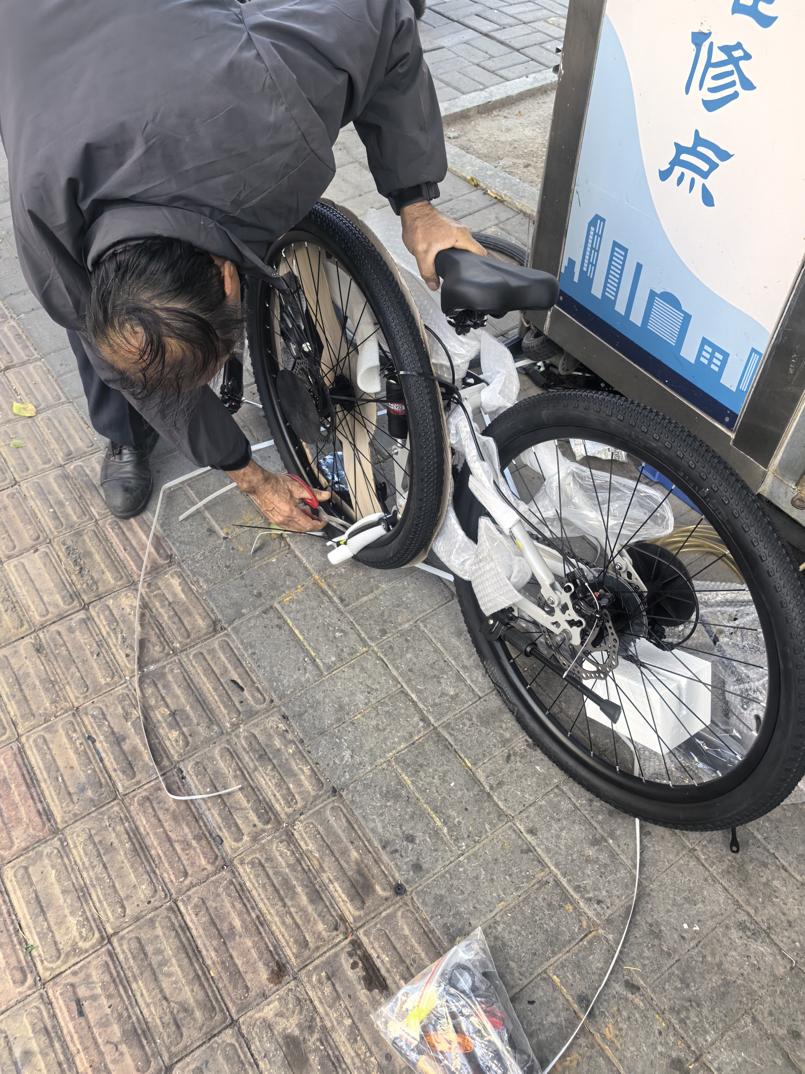 凤凰（Phoenix） 凤凰自行车可折叠山地车路虎男士成年人变速女式越野公路单车 条轮消灰/折叠双避震/全竞速轴承 26寸24速【参考：158-188cm】 实拍图