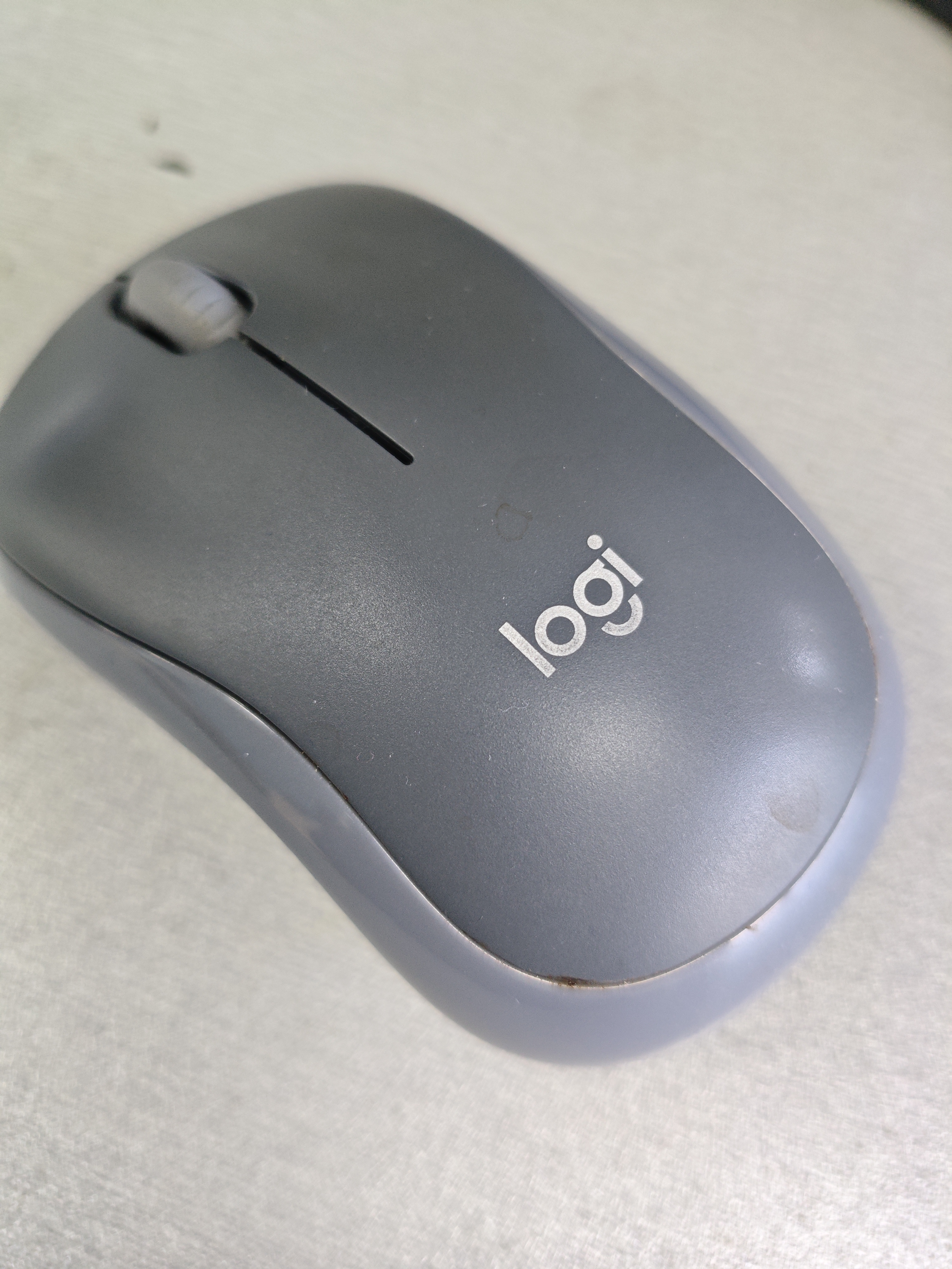 罗技（Logitech）M185鼠标 无线鼠标 办公鼠标 对称鼠标 黑色灰边 带无线2.4G接收器 实拍图