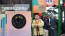 京东京造 儿童户外登山杖 铝合金伸缩安全轻量亲子爬山徒步防滑手杖 红色 实拍图
